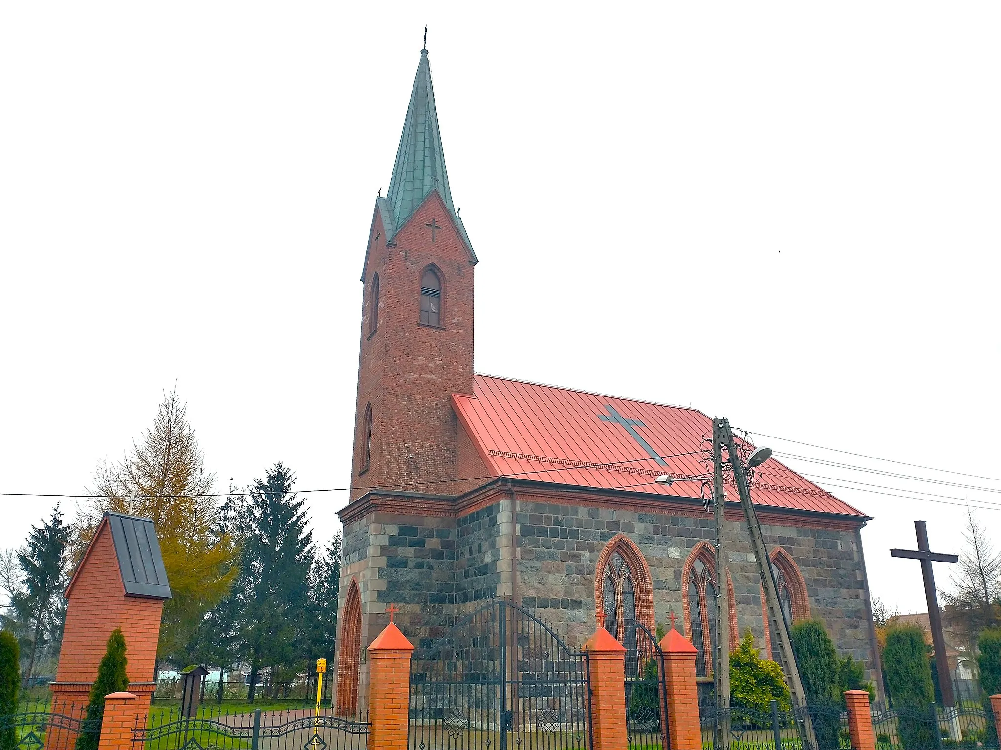 Photo showing: Kościół Świętych Apostołów Piotra i Pawła w Dziembowie – rzymskokatolicki kościół parafialny w Dziembowie należący do parafii pod tym samym wezwaniem (dekanat Wysoka diecezji bydgoskiej).