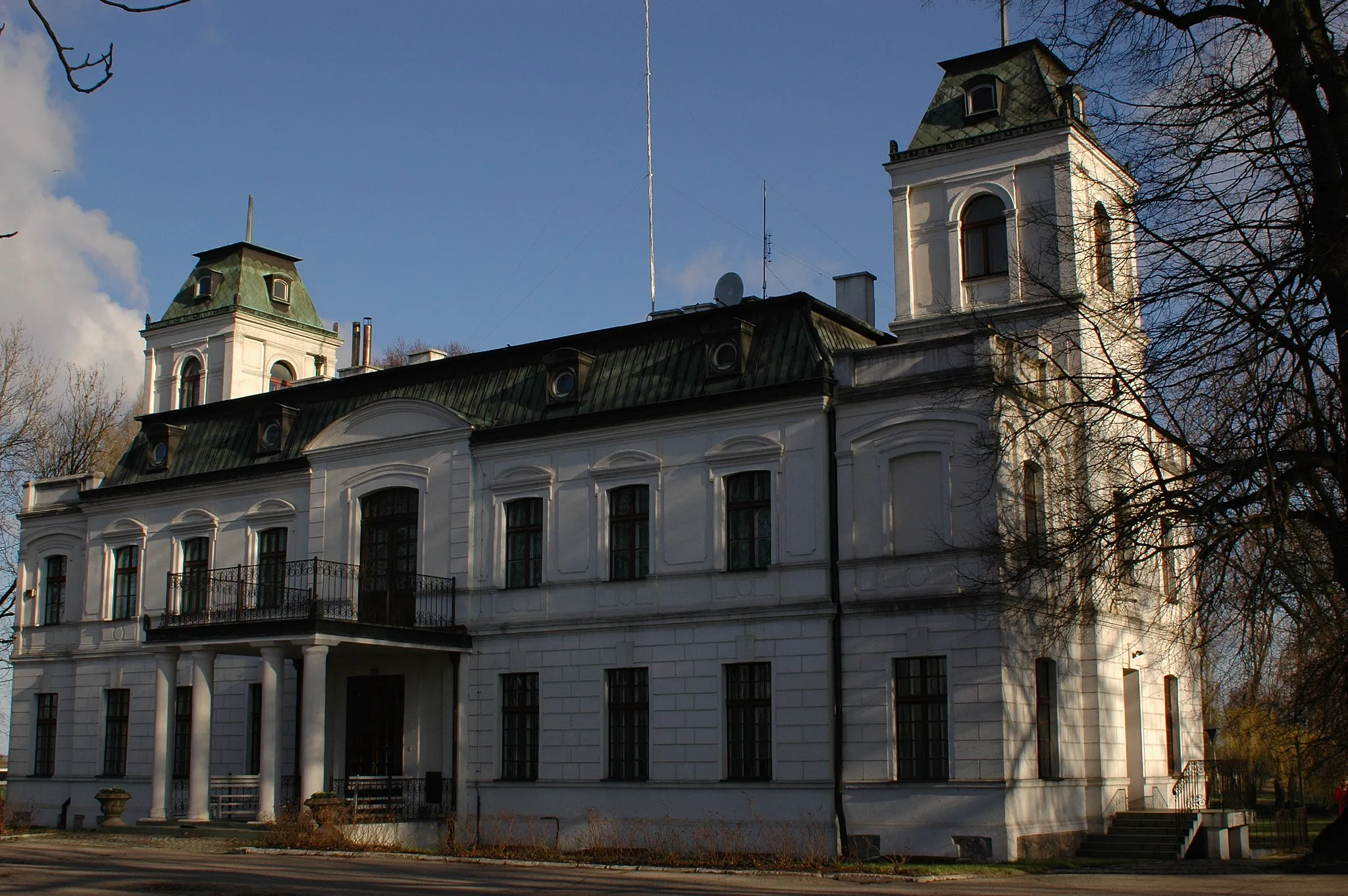 Photo showing: Dąbki - zespół pałacowy z 2. połowy XIX/XX: pałac i stajnia (zabytek nr rejestr. A-387)