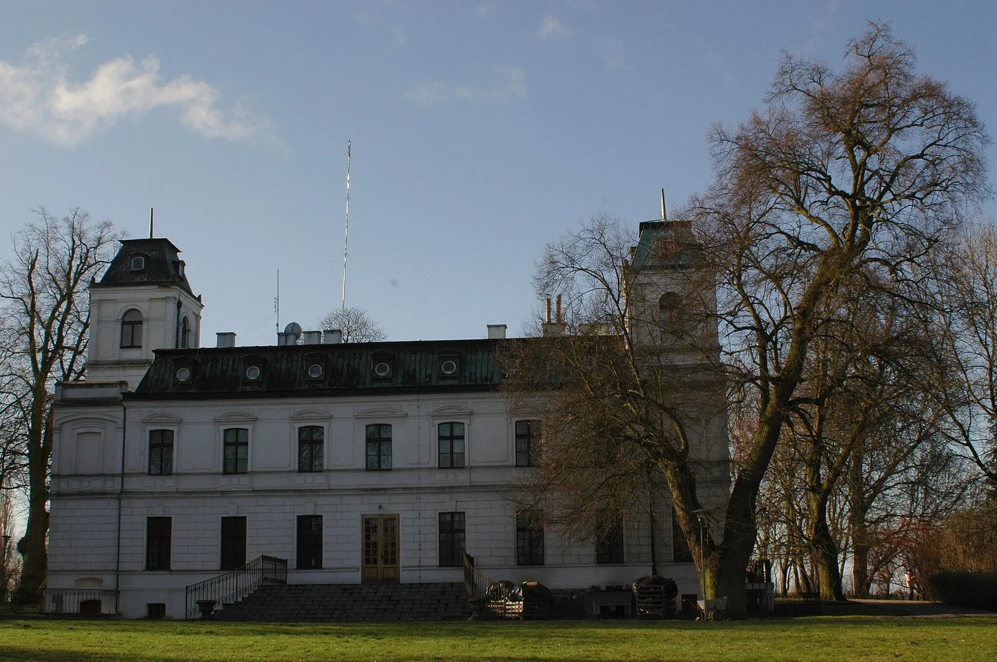 Photo showing: Dąbki - zespół pałacowy z 2. połowy XIX/XX: pałac i stajnia (zabytek nr rejestr. A-387)