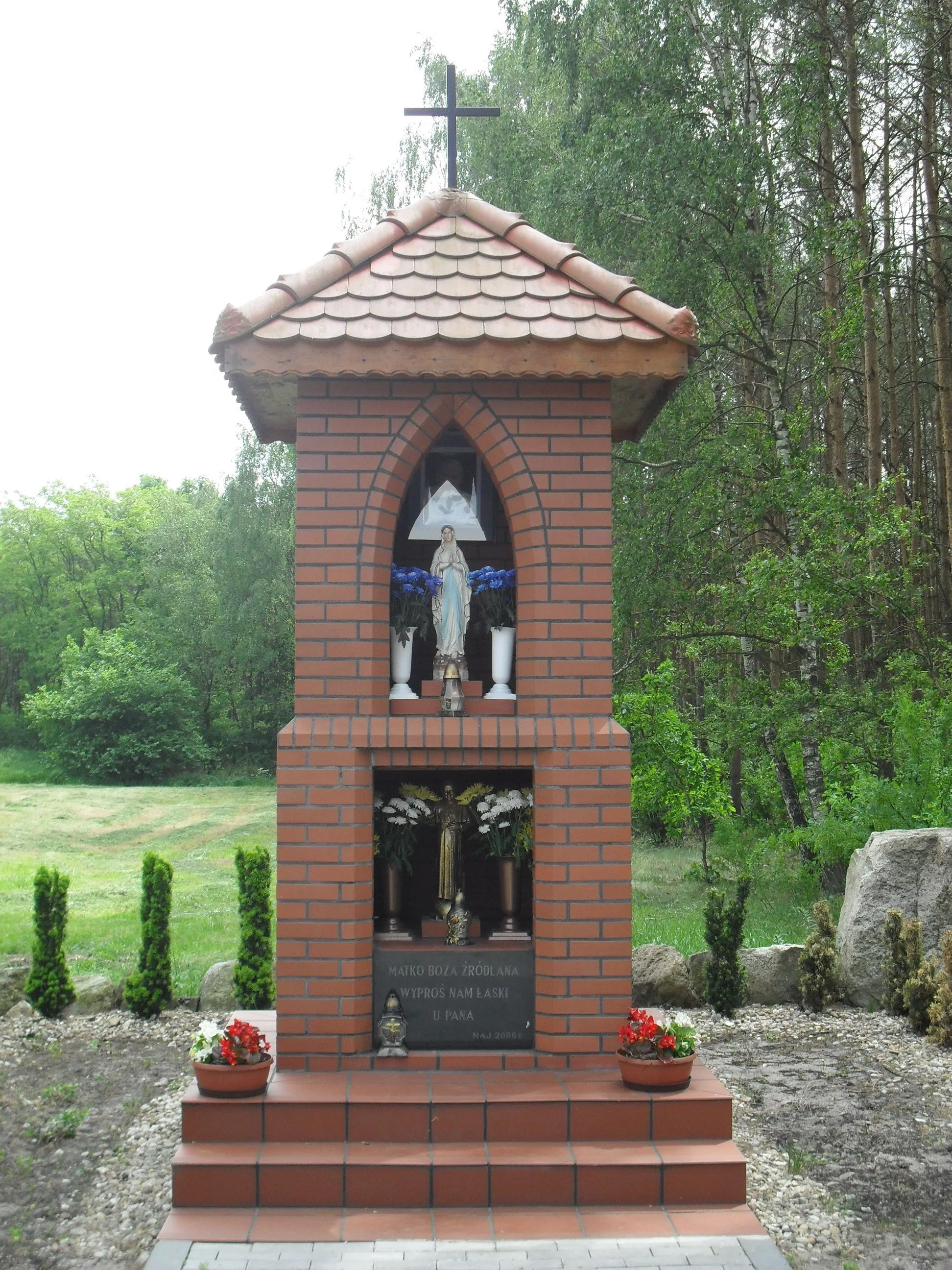 Photo showing: Przydrożna kapliczka Matki Bożej Źródlanej w Cielu.