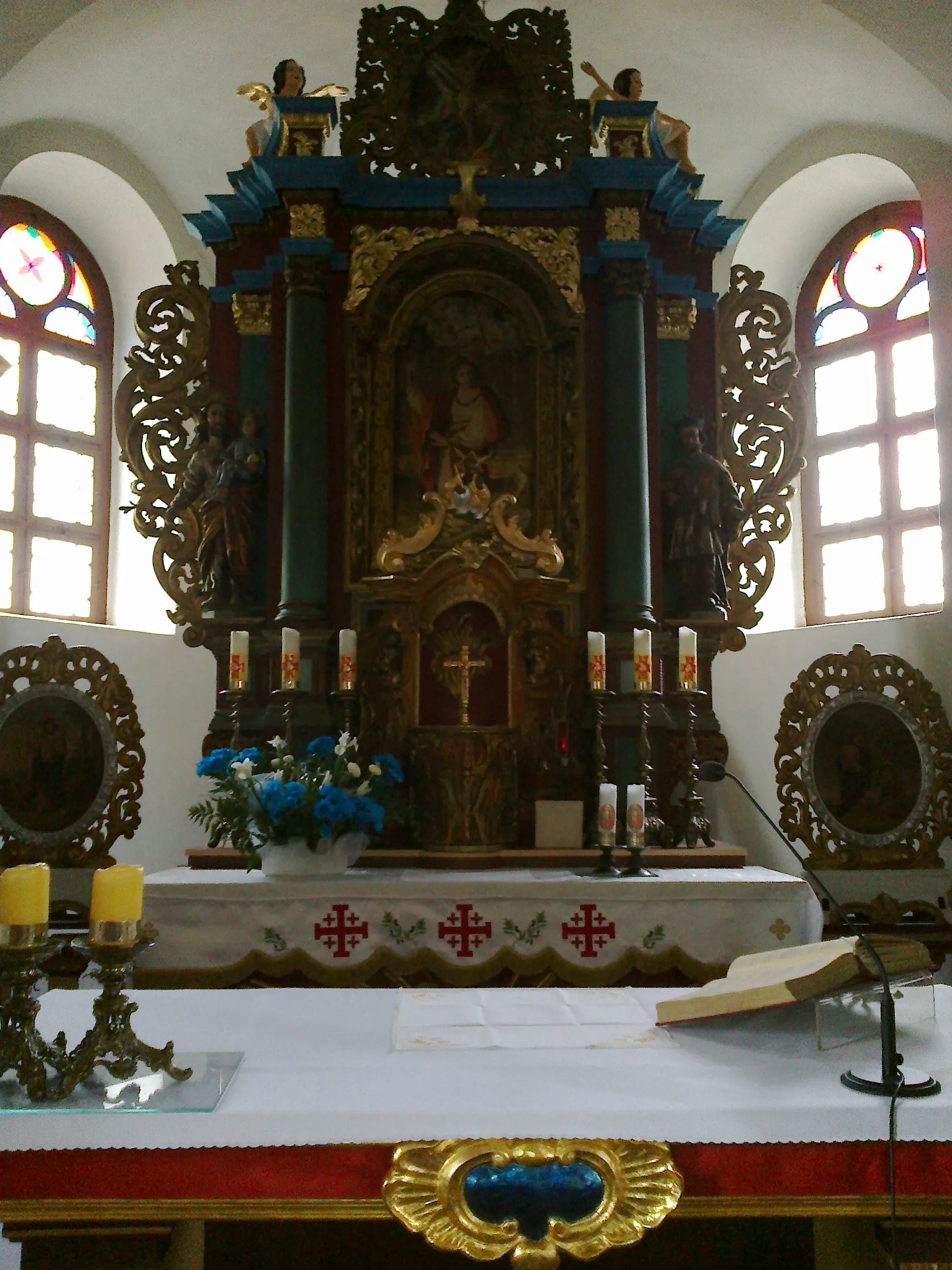 Photo showing: Bzowo - widok ołtarza przed renowacją, umieszony jest w środku prezbiterium kościoła.