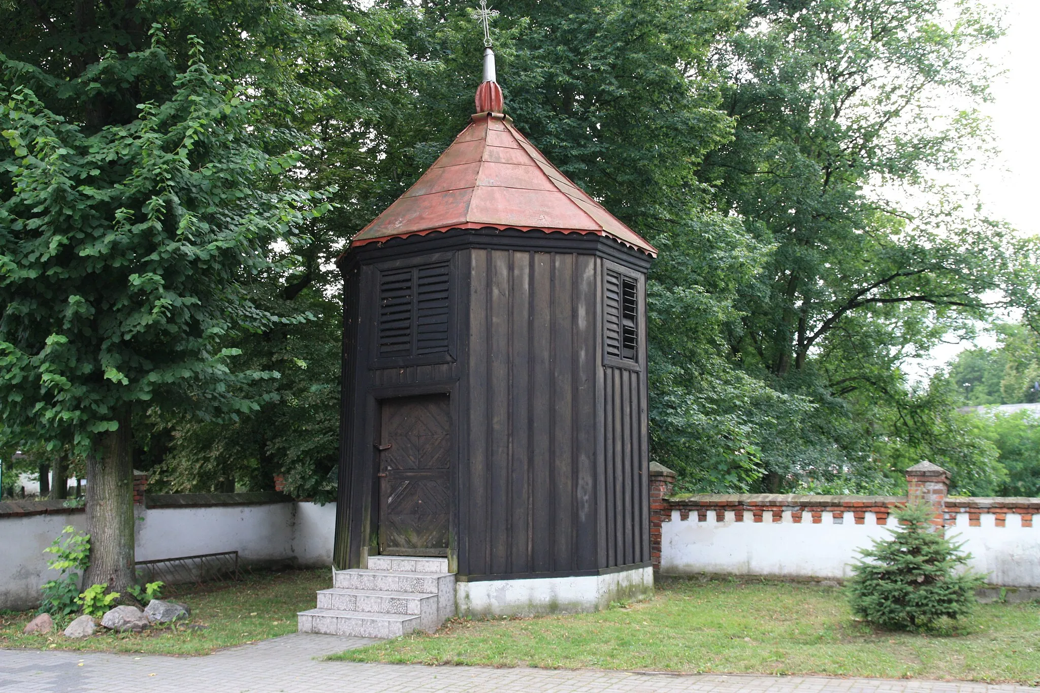 Photo showing: Dzwonnica przy kościele par. pw. Niepokalanego Poczęcia NMP w Imielnie.