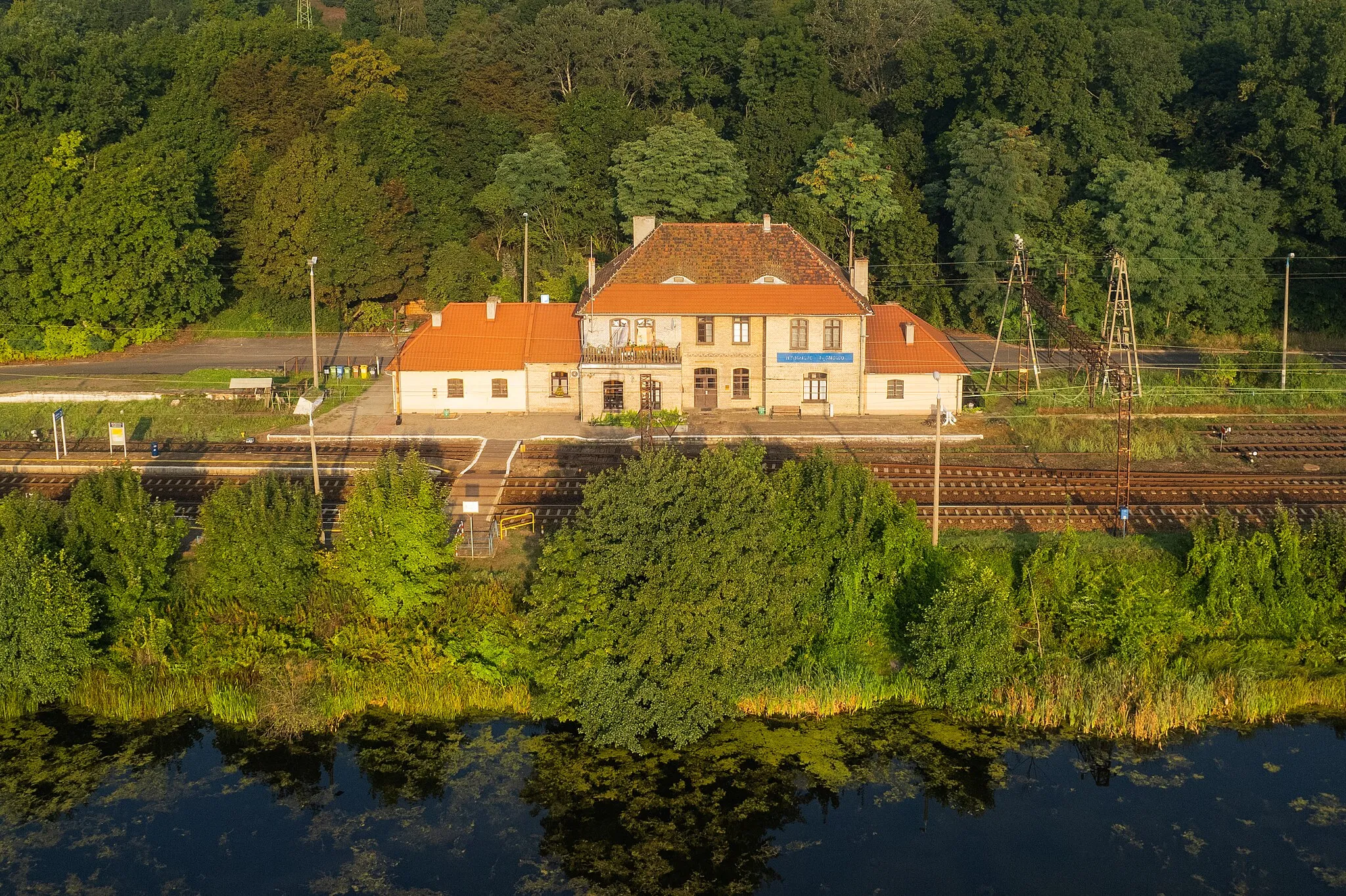 Photo showing: Widok na stację kolejową od strony dawnego portu drzewnego.