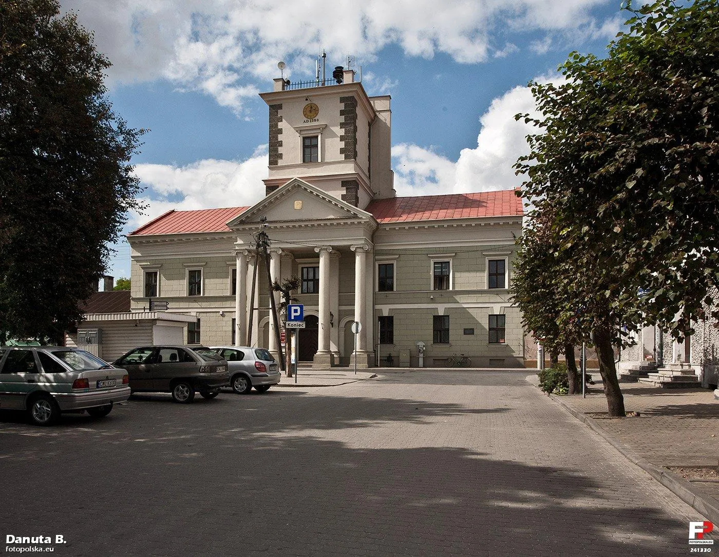 Photo showing: Największym budynkiem w miasteczku jest ratusz. Wzniesiony w 1824 r. wg projektu H.Marconiego, zastąpił wcześniejszy. Data pod zegarem 1250 r. to data lokacji miasta.