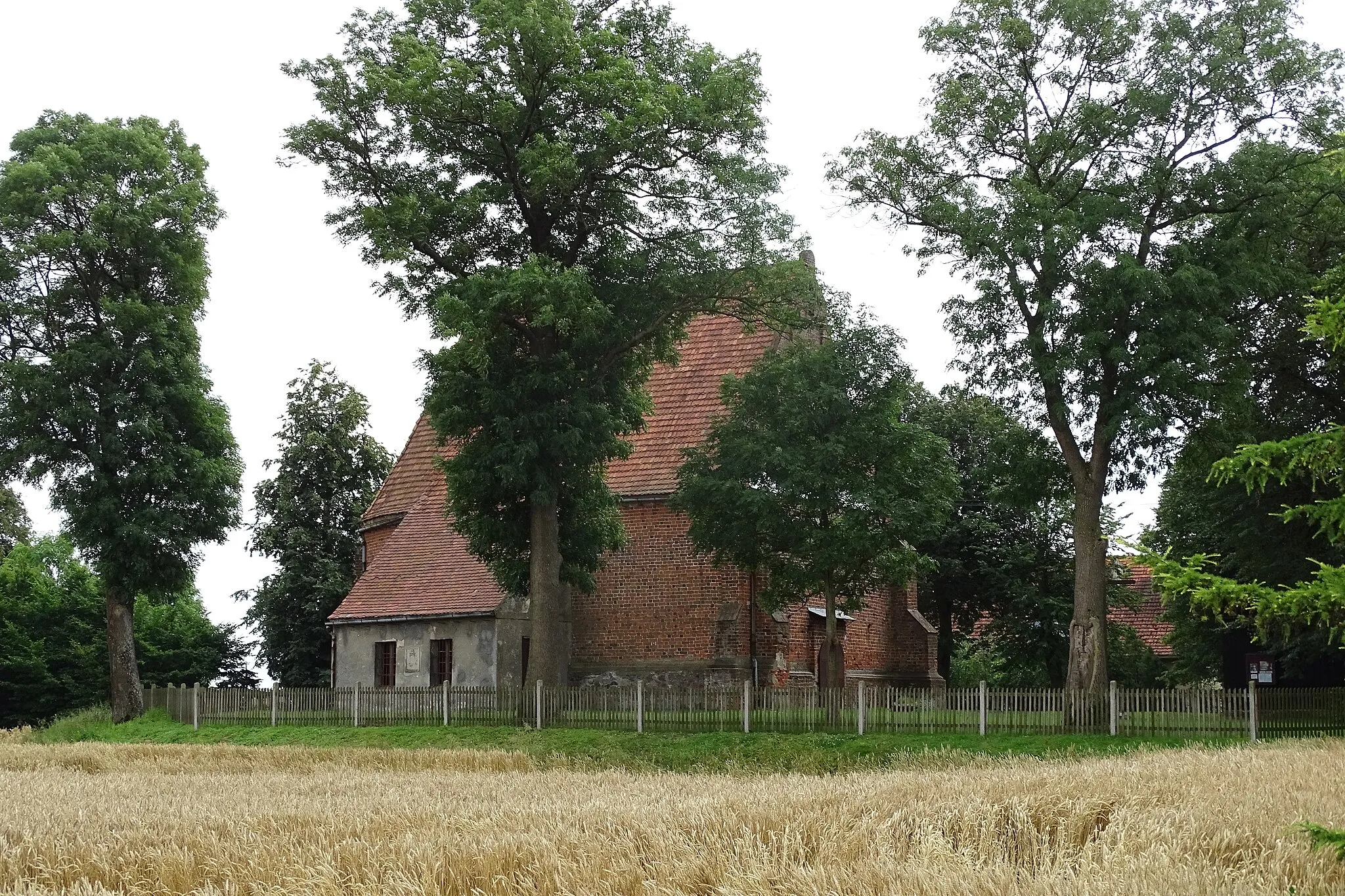 Photo showing: Żerniki, Gmina Janowiec Wielkopolski, Poland. Virgin Mary church from about 1467.