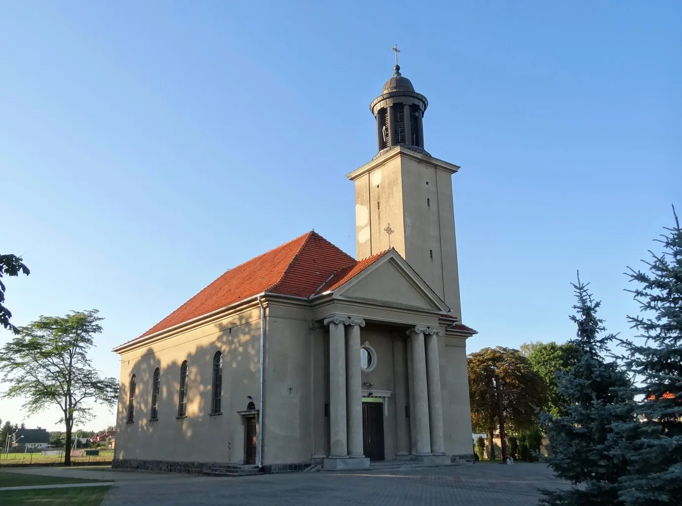 Photo showing: Kościół rzymskokatolicki parafialny pod wezwaniem Najświętszej Marii Panny Królowej Polski w Brzozie, gmina Nowa Wieś Wielka, powiat bydgoski, województwo kujawsko-pomorskie, diecezja bydgoska