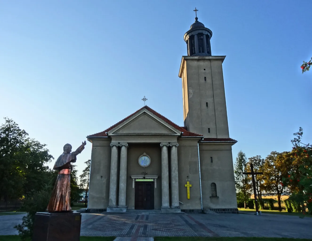 Photo showing: Kościół rzymskokatolicki parafialny pod wezwaniem Najświętszej Marii Panny Królowej Polski w Brzozie, gmina Nowa Wieś Wielka, powiat bydgoski, województwo kujawsko-pomorskie, diecezja bydgoska