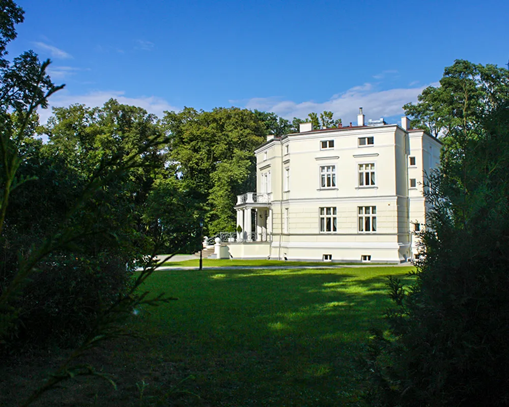 Photo showing: Boczna Elewacja pałacu w Młodocinie