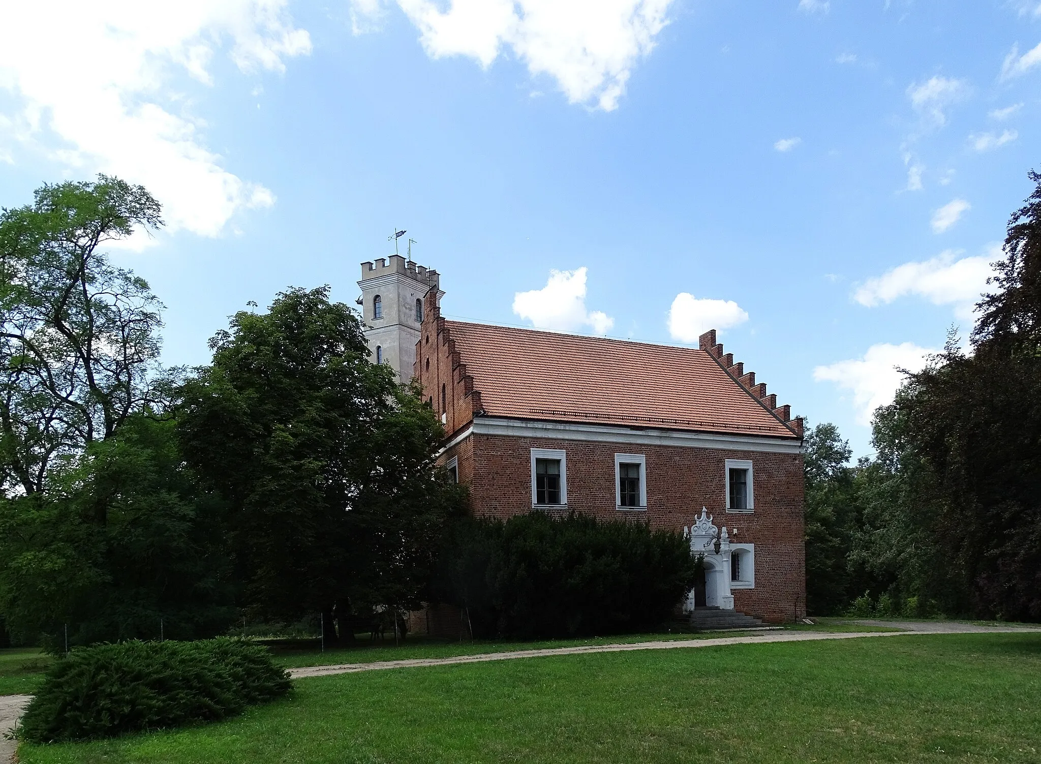 Photo showing: Grocholin, Nakło county, Poland. Manor house erected at the turn of the 16th and 17th centuries.