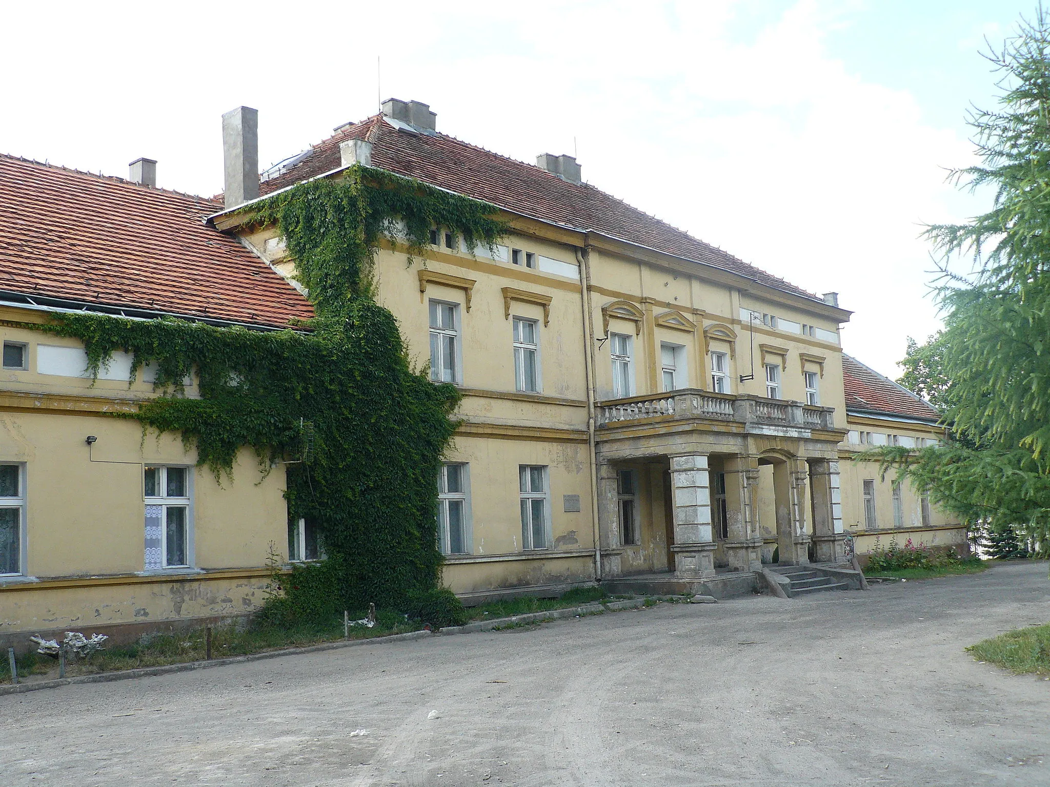 Photo showing: zespół dworski, XVIII/XIX, 1880: dwór (dec. pałac); park, k. XIX widok od frontu
Słupy, Gmina Szubin