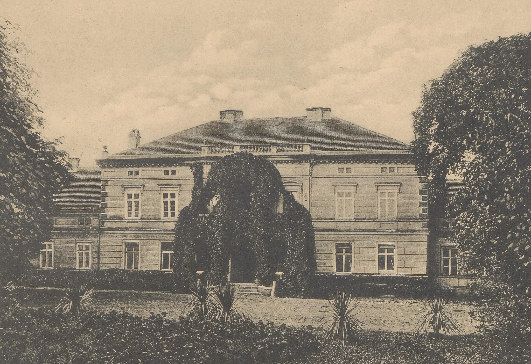 Photo showing: Adres wydawniczy: Poznań : L. Durczykiewicz w Czempiniu, 1912 (Poznań : "Praca") Opis fizyczny: 42 s., [121] s. fot. ; 36 cm