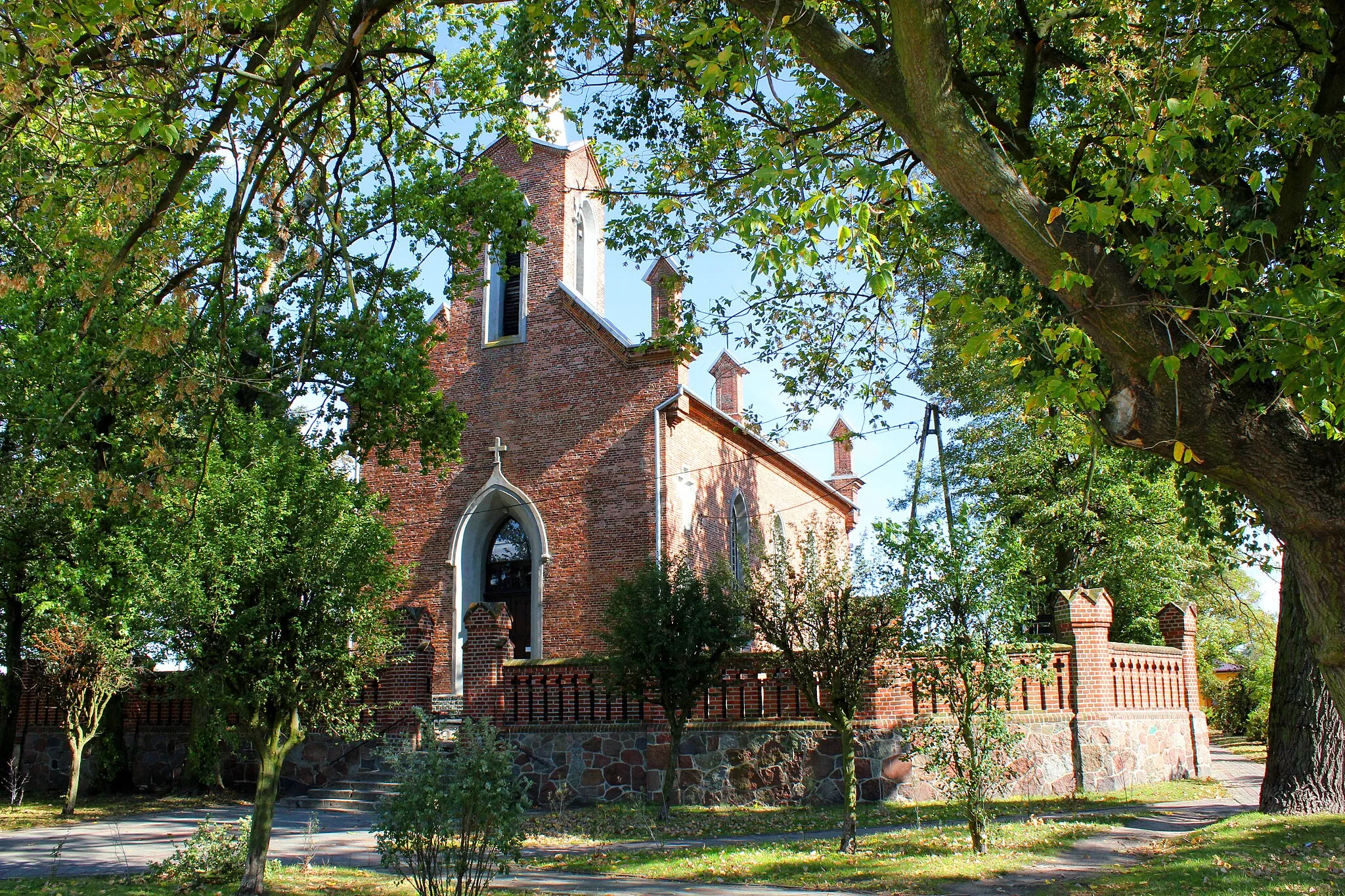 Photo showing: Osięciny - zespół kościoła parafialnego p.w. Opieki MB, poł. XIX: kościół (zabytek nr A/703/1-3)