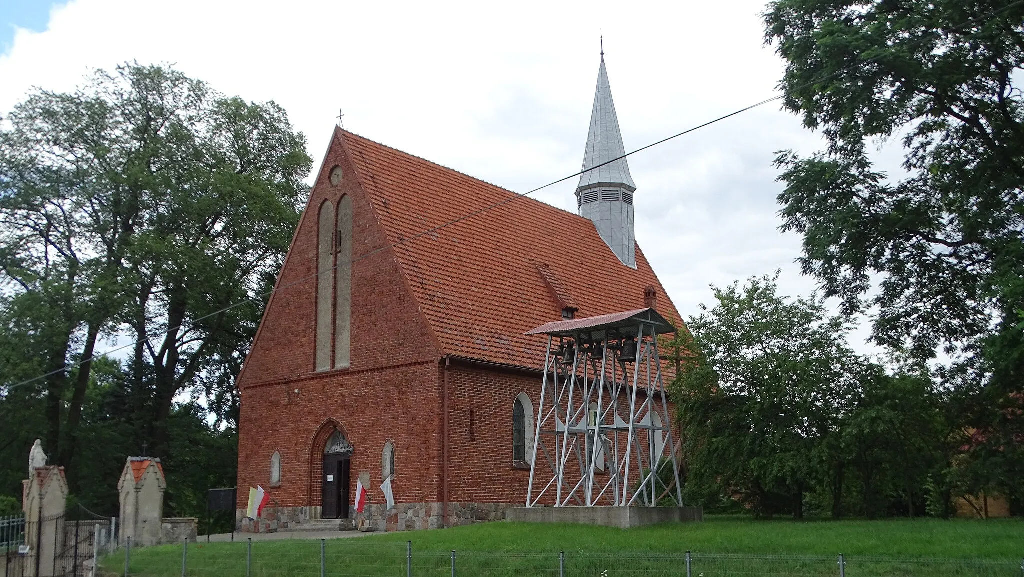 Photo showing: Dzwonnica przy kościele Świętej Trójcy w Chlewiskach