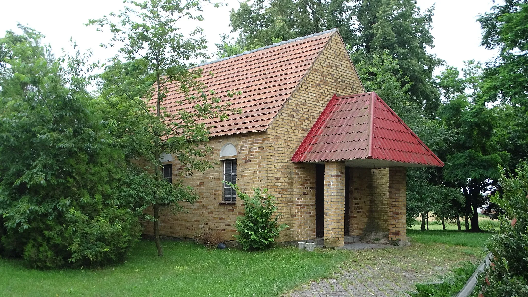 Photo showing: Dom parafialny parafii Świętej Trójcy w Chlewiskach
