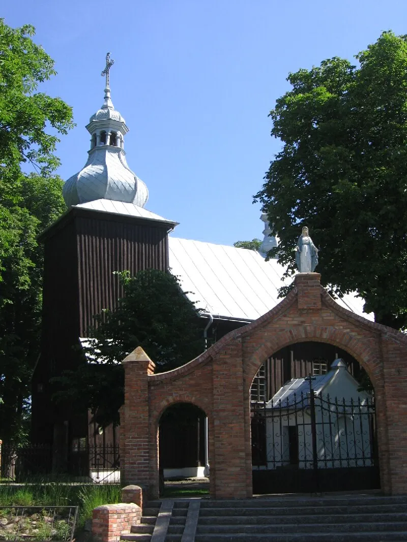 Photo showing: Łowiczek - kościół parafialny pw. Podwyższenia Krzyża Świętego, drewn., 1711, oraz dzwonnica, drewn., XIX w.