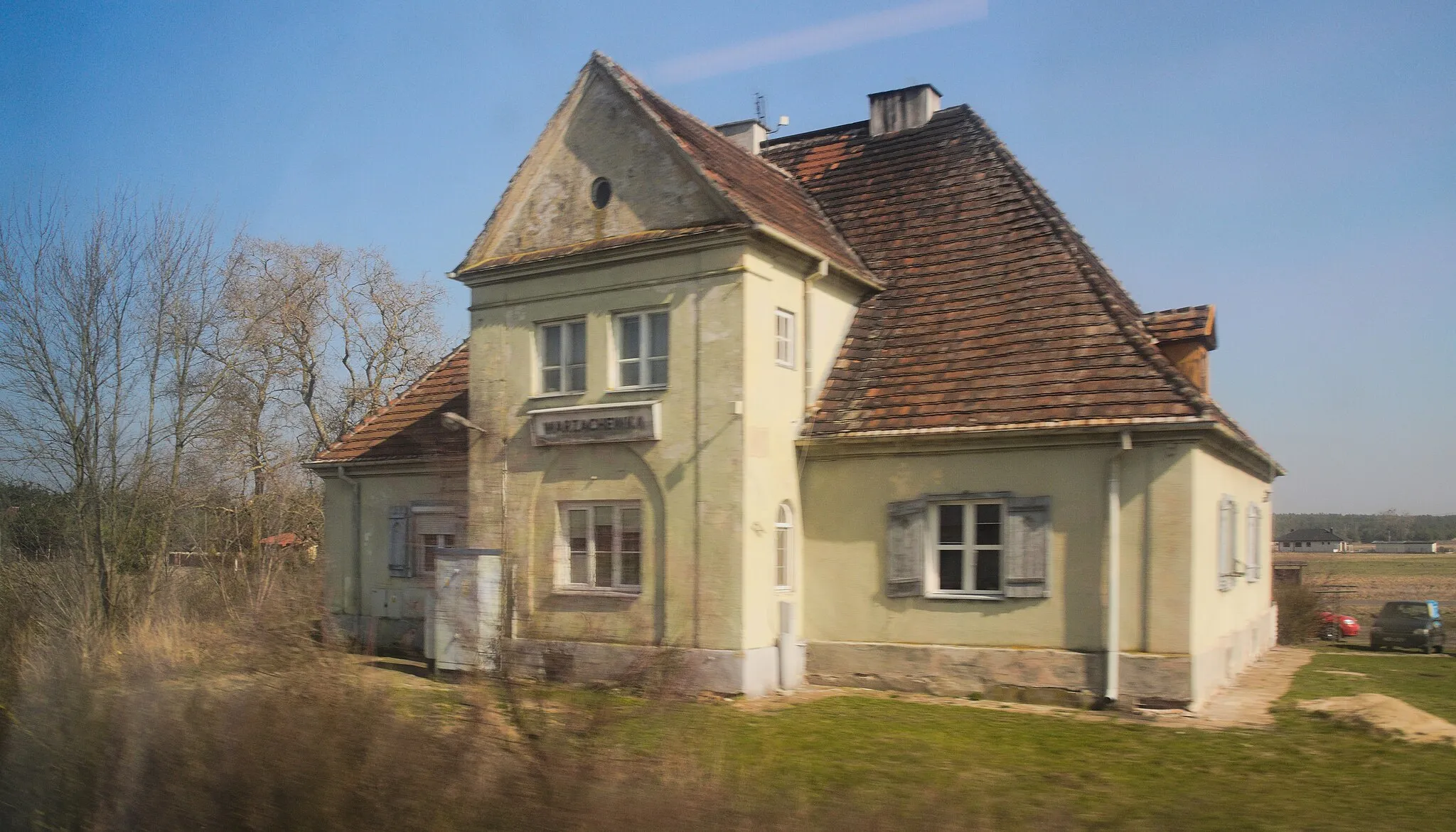 Photo showing: train building in Warząchewka Nowa, seen from Hutnik train