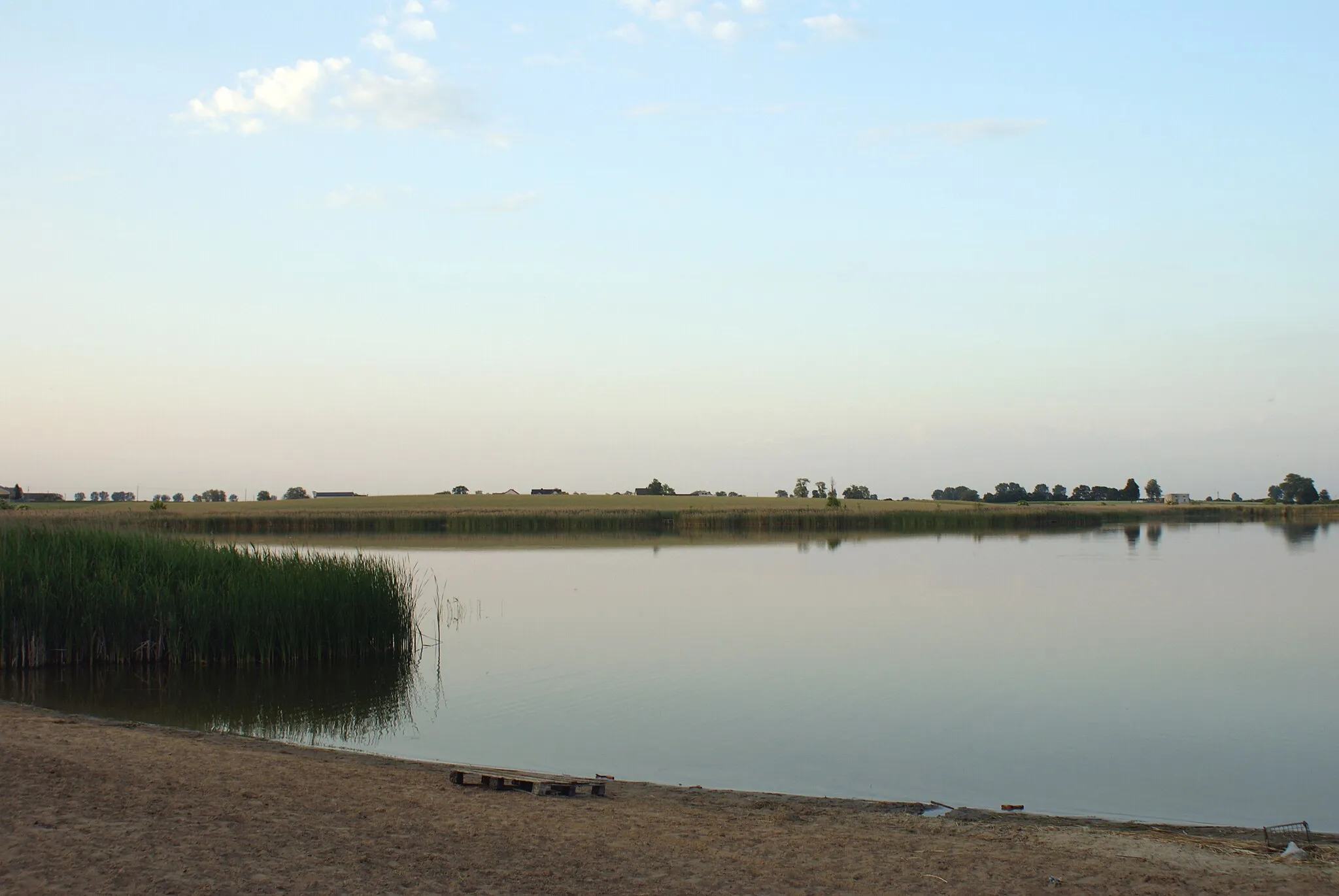 Photo showing: Jezioro Ostrowąs (wykorzystanie pliku możliwe tylko przy podaniu imienia i nazwiska autora według wzoru: fot. Karol Szejner/Wikipedia)