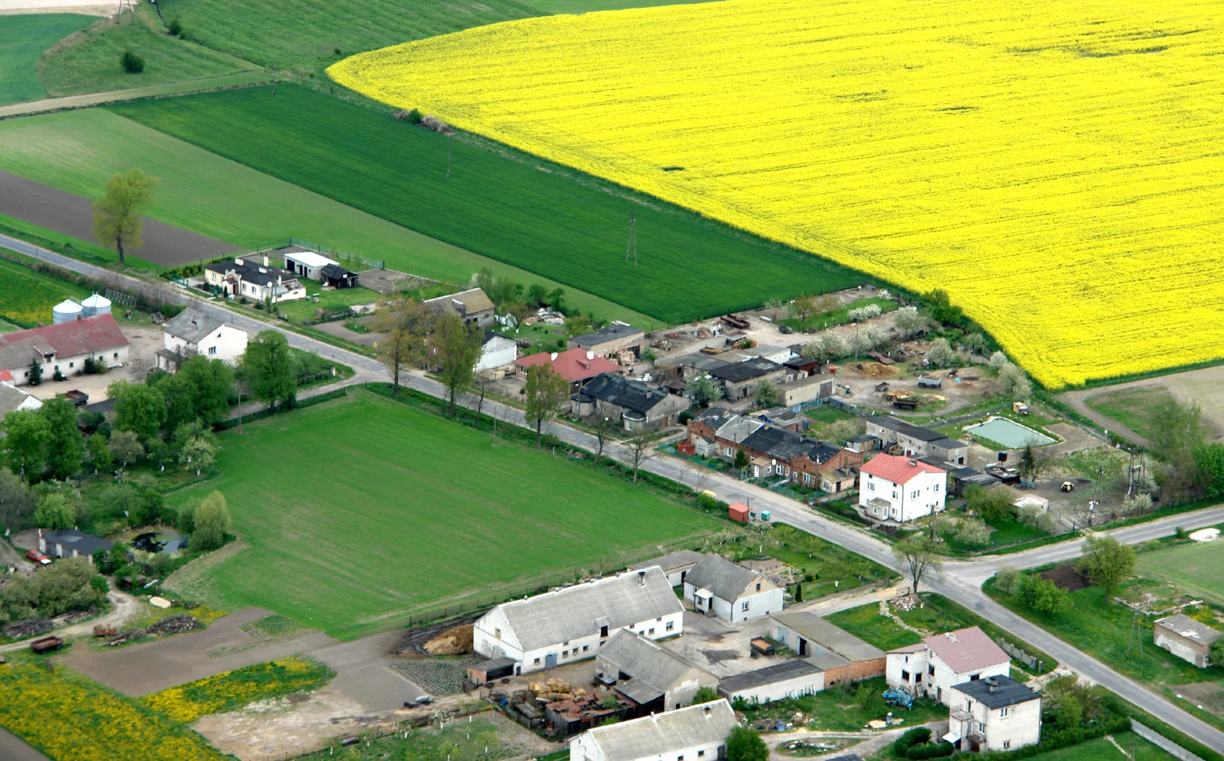 Photo showing: Widok wsi Witowy z lotu ptaka (zdjęcie z samolotu).