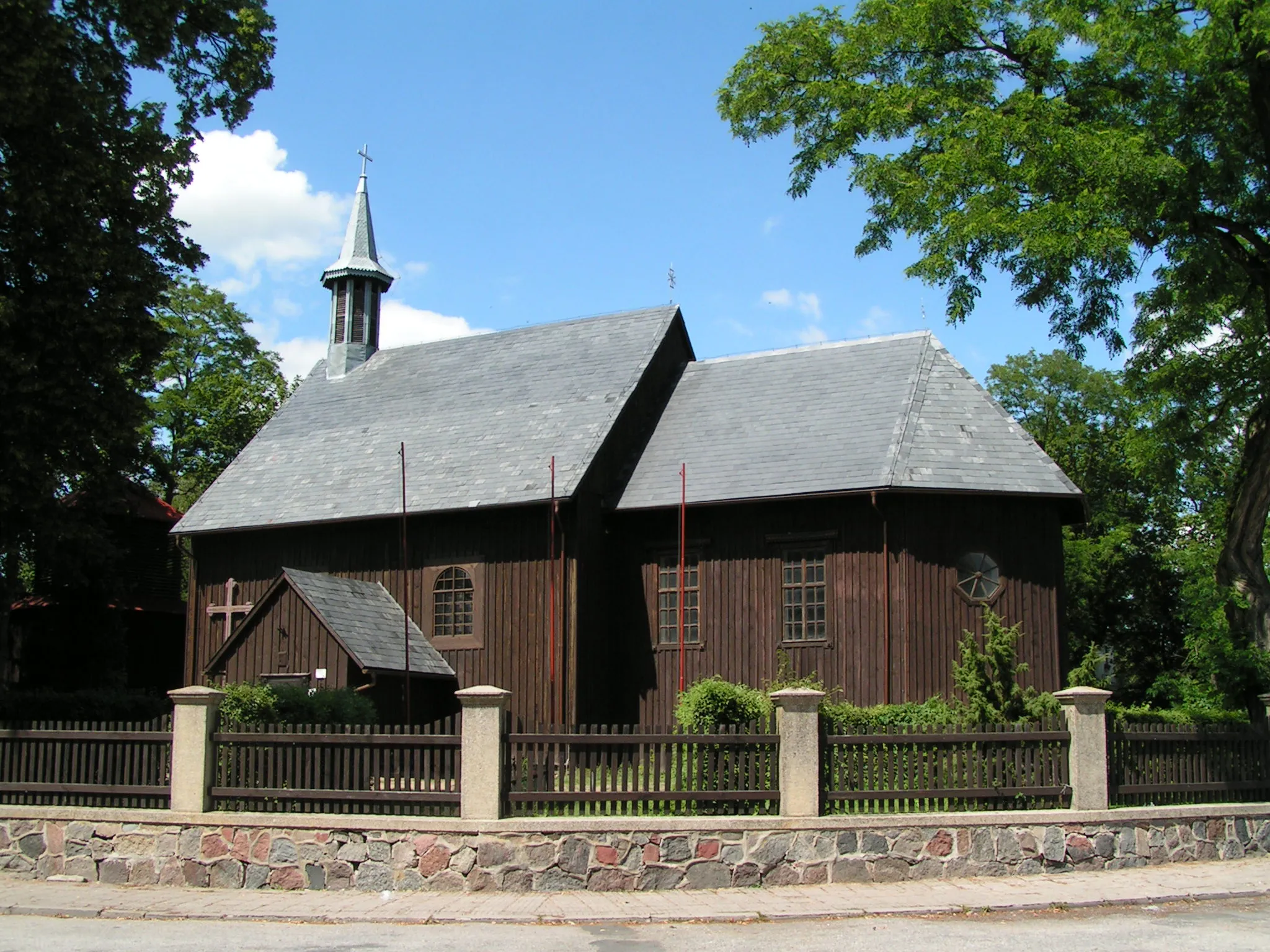 Photo showing: Gąsawa, modrzewiowy kościółek z XVII w.