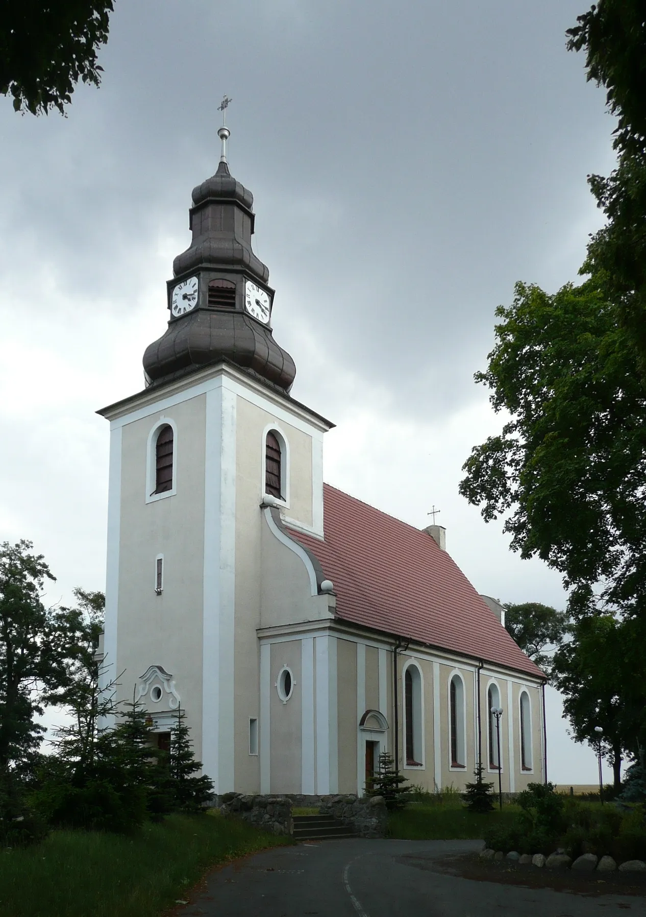 Photo showing: The church in Dąbrowa, Poland.