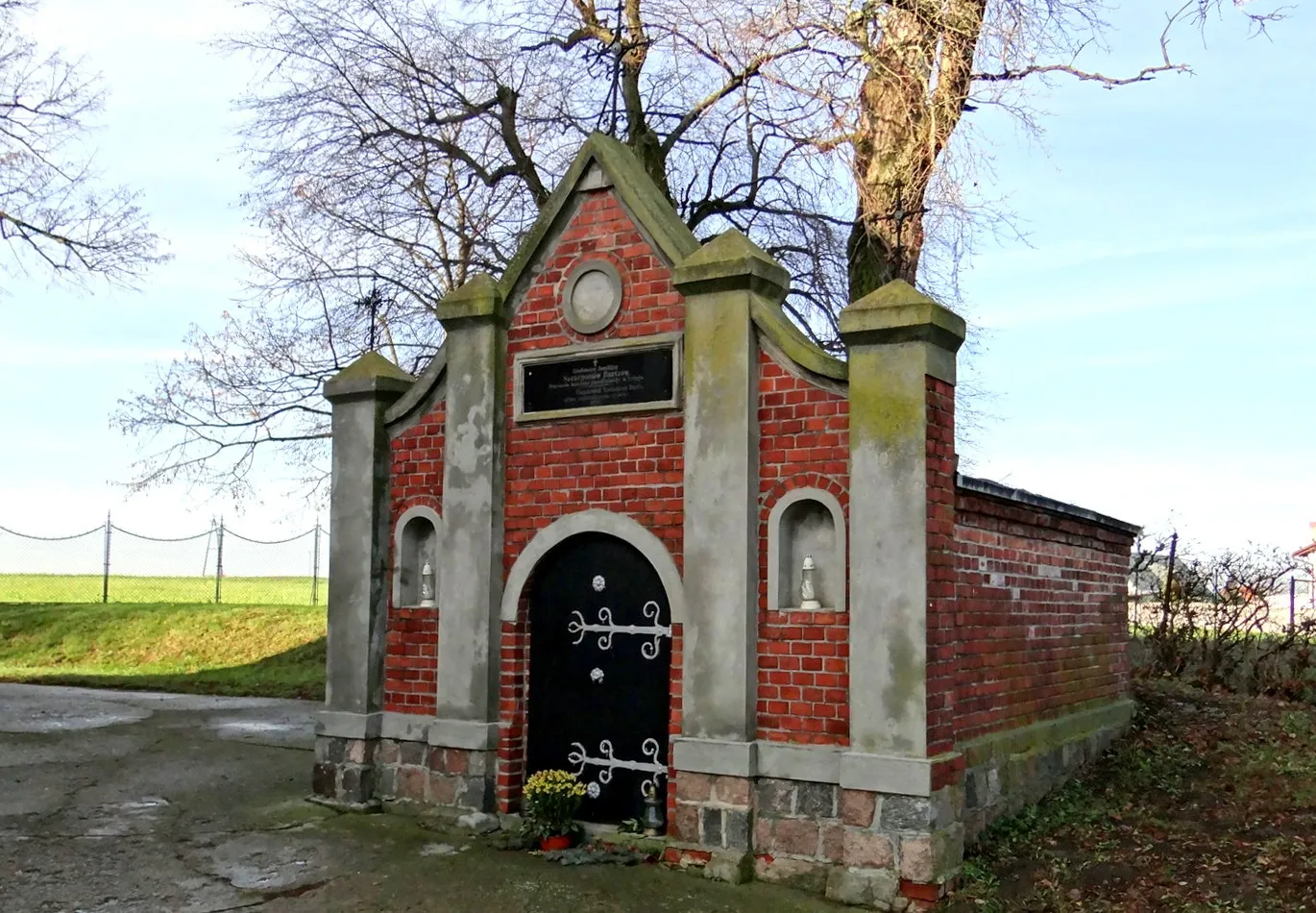 Photo showing: Trląg. Kościół św. Piotra i Pawła z XV wieku. Grobowiec.