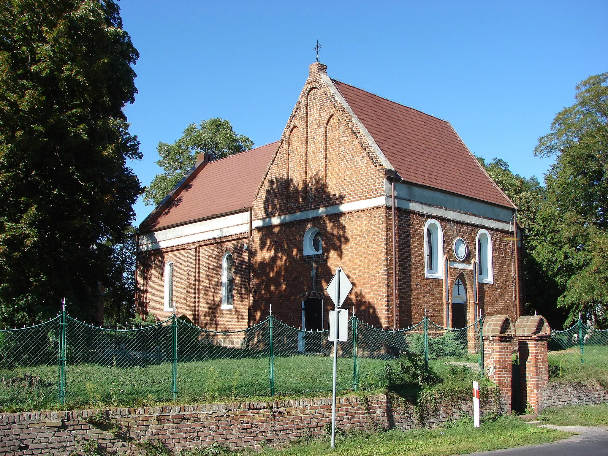 Photo showing: Trląg, Gmina Janikowo, Poland. Church os Saints Peter and Paul. Built in the second half of 14th century and rebuilt in years 1935-1937.