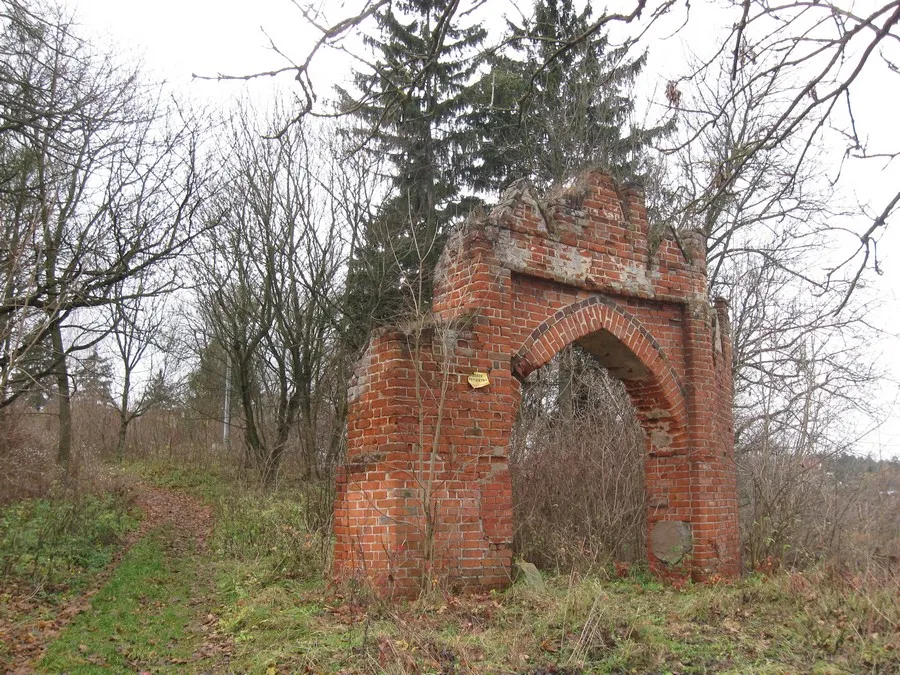 Photo showing: Pokrzywno, brama zamkowa