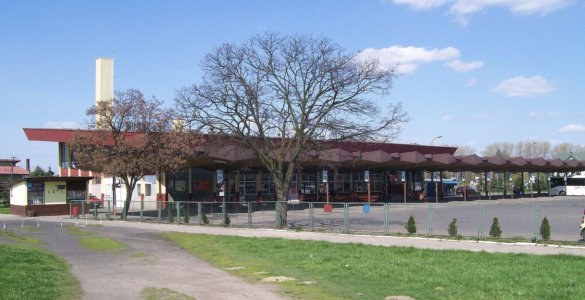 Photo showing: Dworzec PKS w Wieluniu - widok od ulicy Chopina.