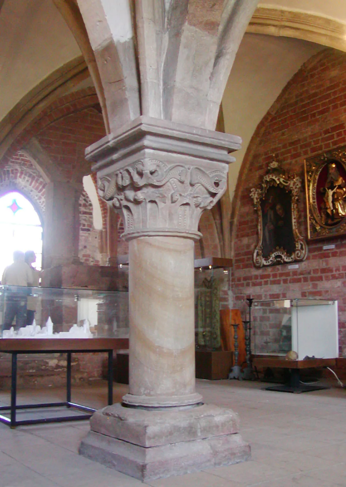 Photo showing: Sulejów Monastery
Romańska kolumna podpierająca sklepienie kapitularza