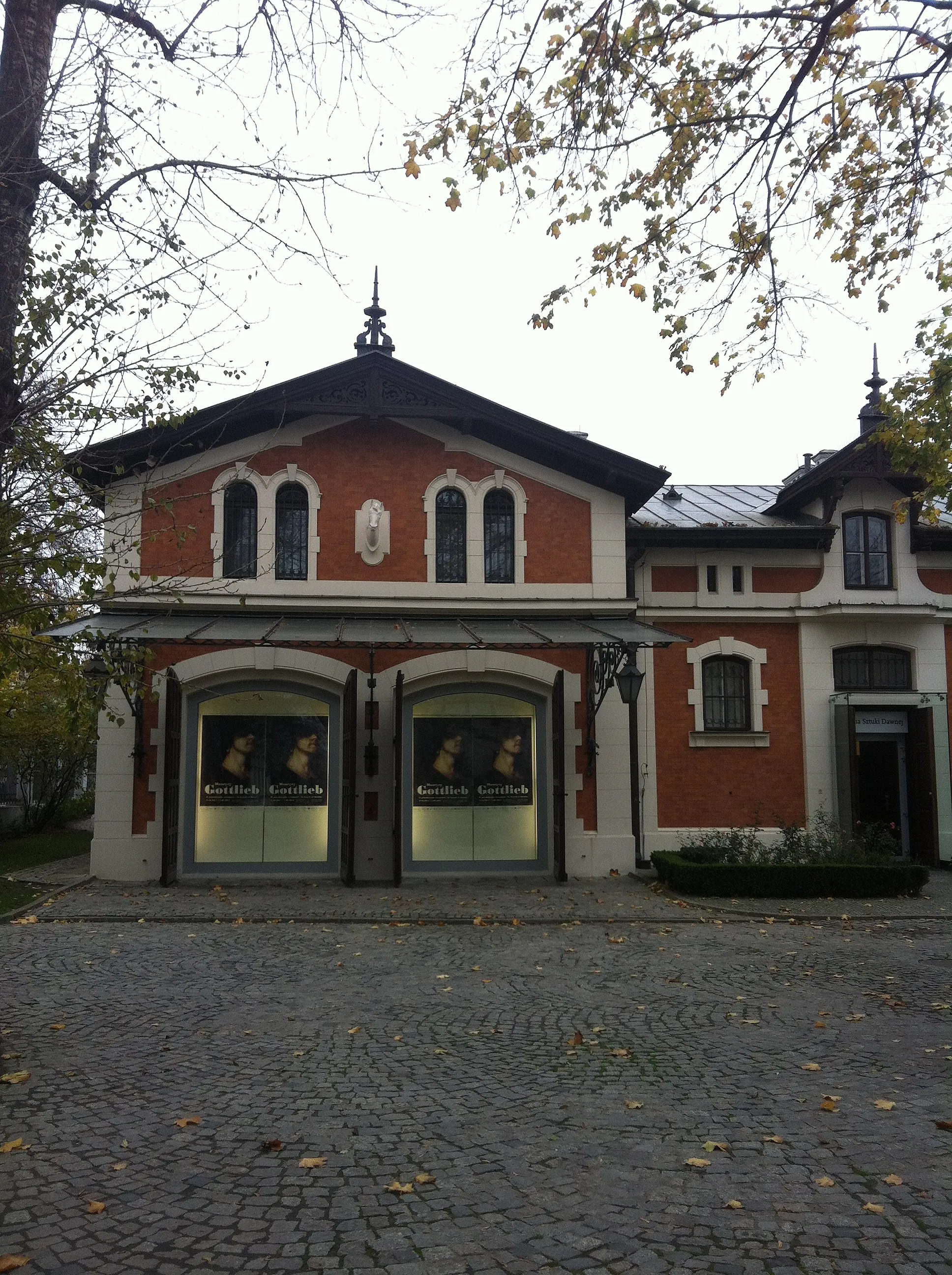 Photo showing: Herbst residence_Lodz_Poland, outbuilding, coach House  of a red brick  with decorations in the plaster