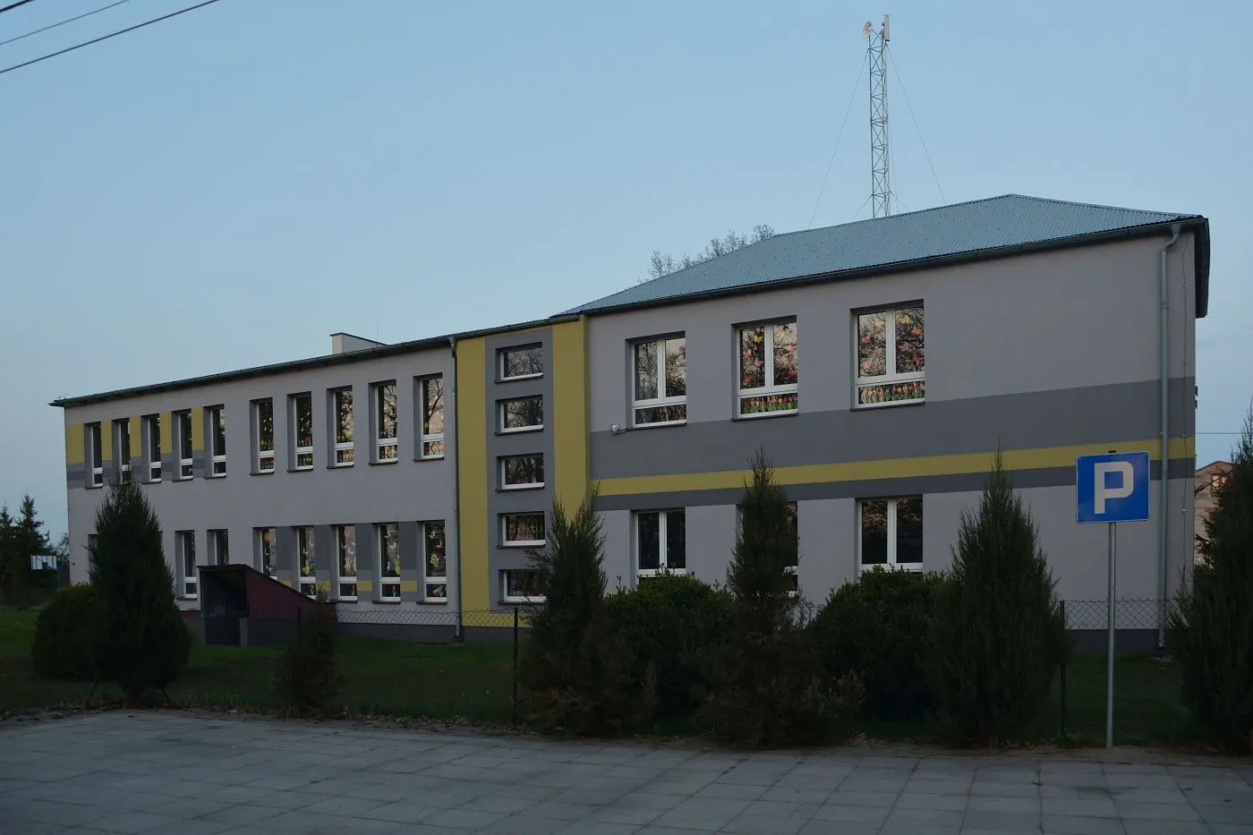 Photo showing: Radostów Pierwszy, szkoła 2022