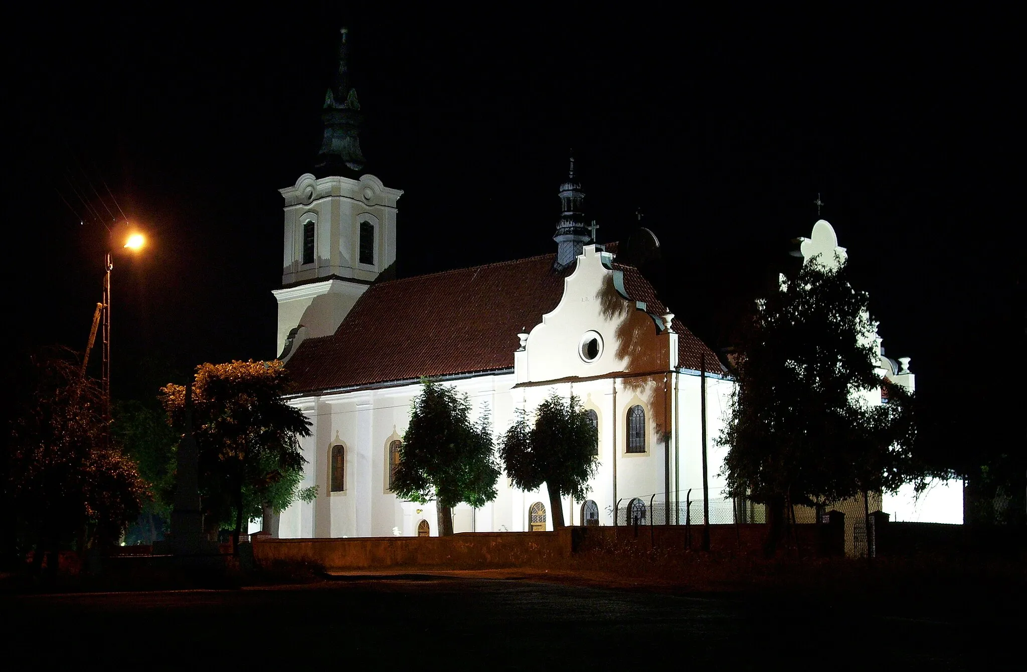 Photo showing: Kościół parafialny pw. Narodzenia Najświętszej Maryi Panny i św. Mikołaja nocą-Błogie village