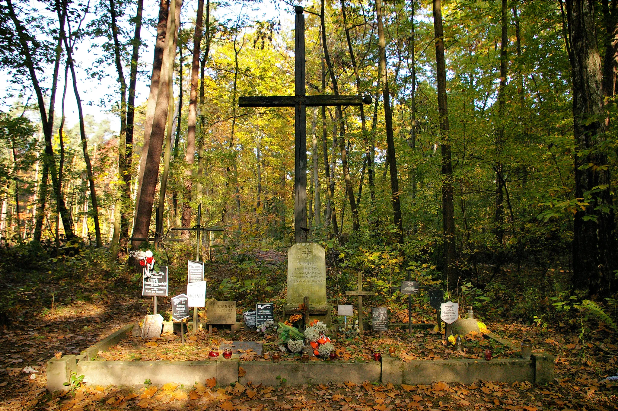 Photo showing: Pomnik w okolicy wsi Lućmierz-Las upamiętniający ofiary drugiej wojny światowej.