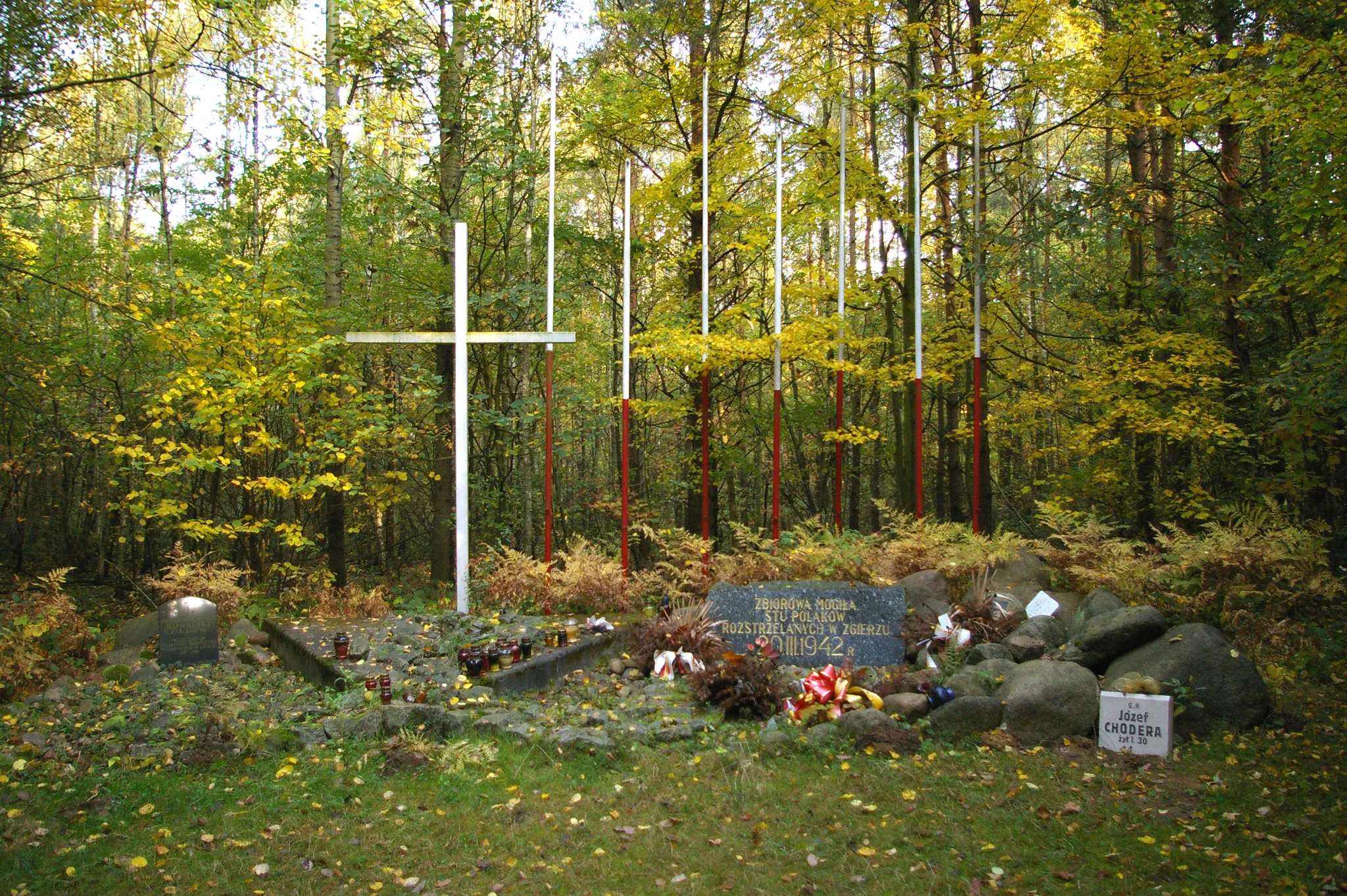 Photo showing: Zbiorowa mogiła 100 Polaków zamordowanych 20 III 1942 roku w Zgierzu, znajdująca się w pobliżu wsi Lućmierz-Las.