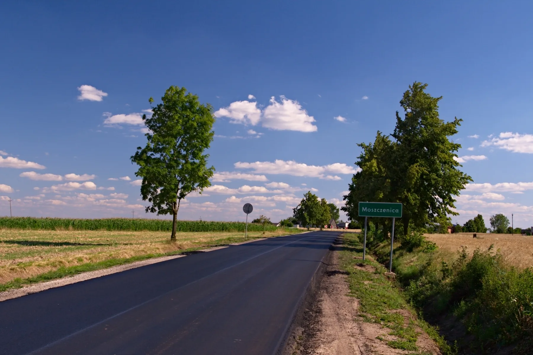 Photo showing: Entering Moszczenica, powiat piotrkowski.