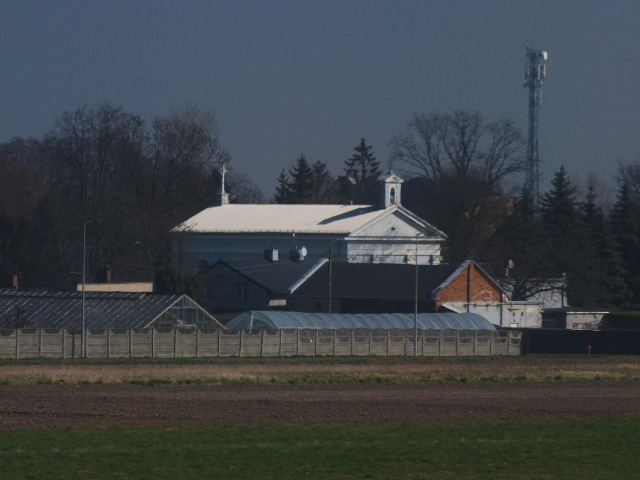 Photo showing: Most Sacred Heart of Jesus church in Ozorków, Łęczycka 30 street, seen from Hutnik train.