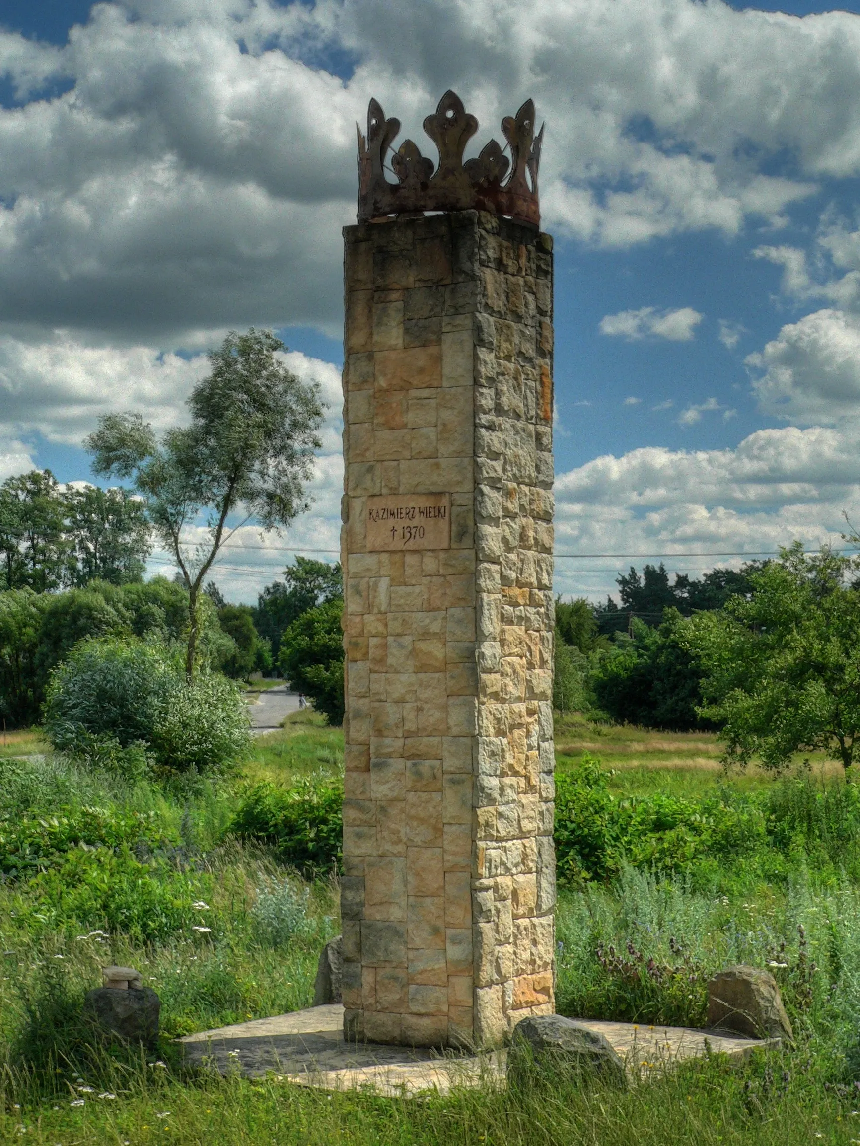 Photo showing: An obelisk in Żeleźnica, erected at the place where the king of Poland, Casimir III fell from his horse, what soon led to his death in 1370.