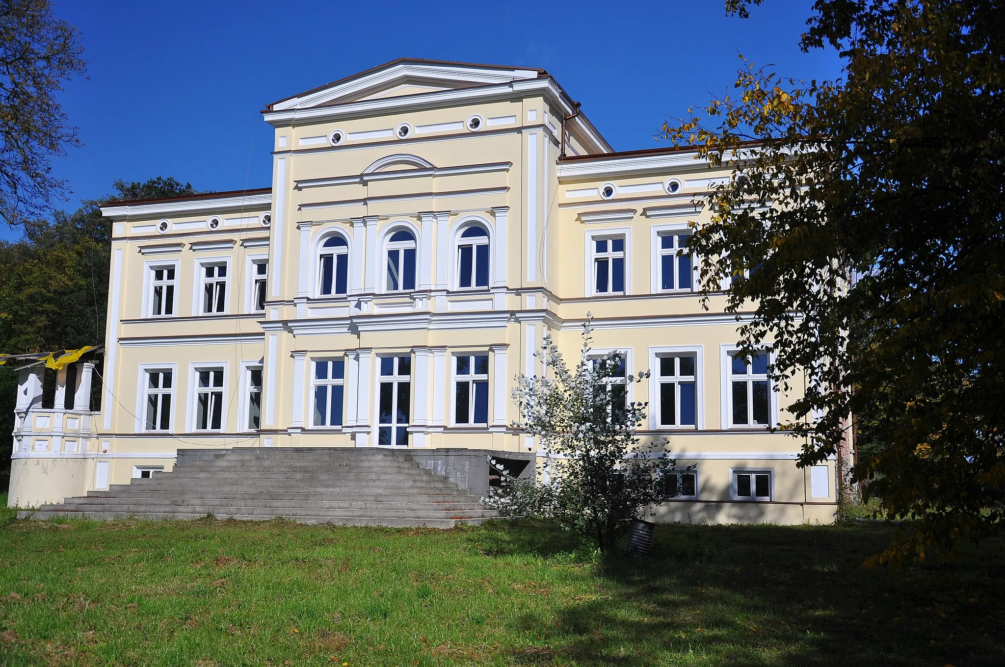 Photo showing: zespół pałacowy z 2. połowy XIX w.: pałac, oficyna, park {Wiki Loves Monuments 2012|pl}
Karszew, Dąbie