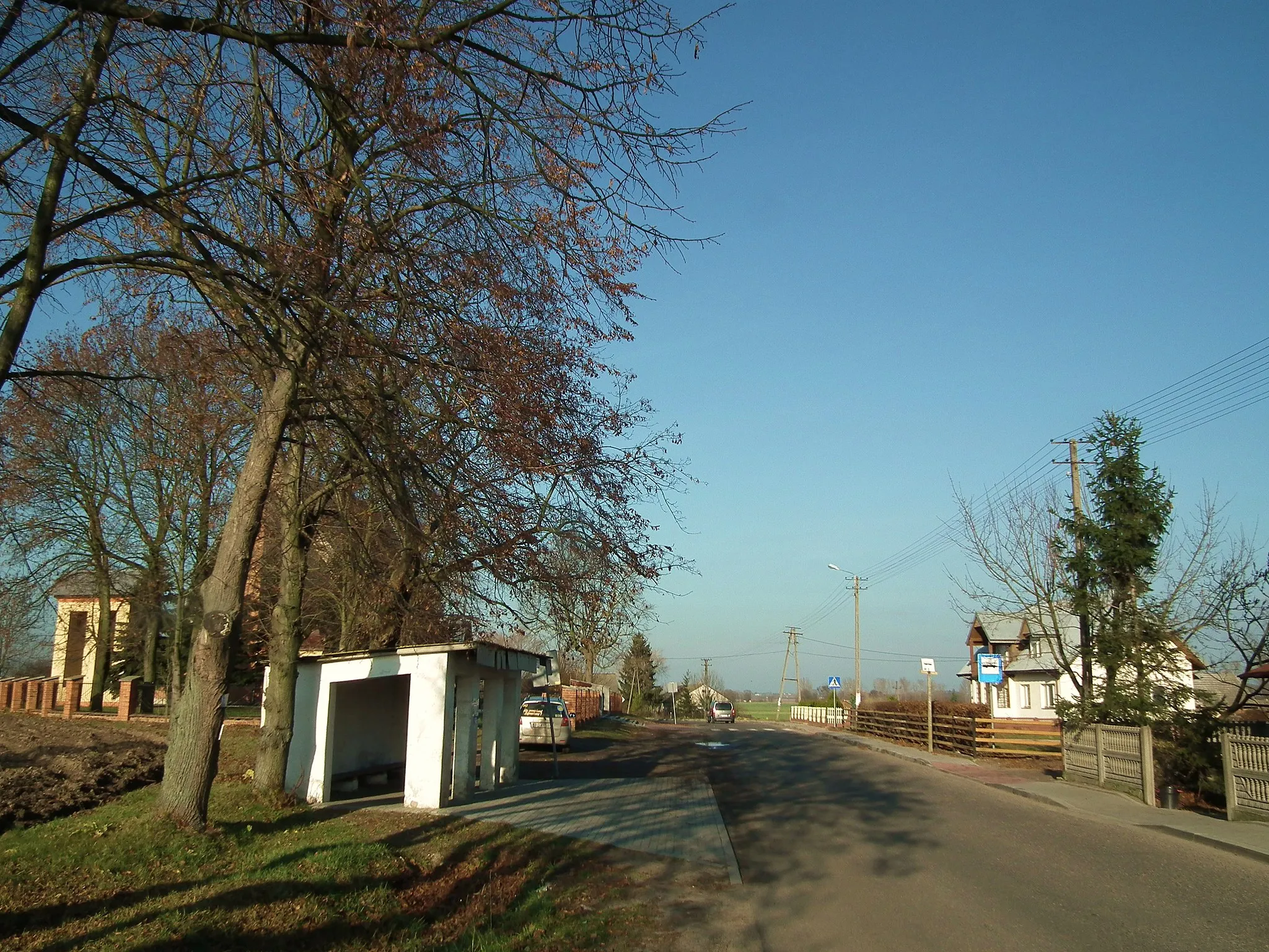 Photo showing: Chwalborzyce - przystanek w centrum wsi.