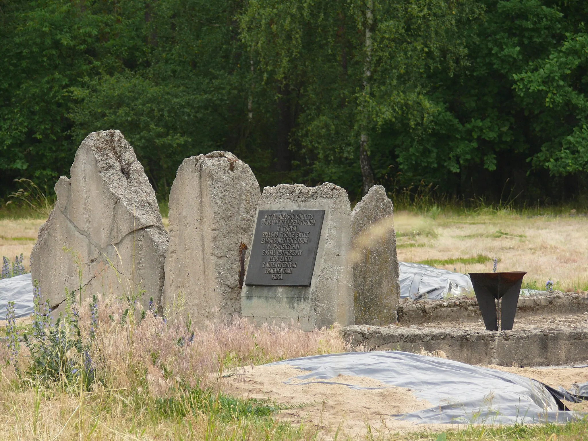 Photo showing: Pozostałości krematorium na terenie obozu zagłady Kulmhof w Chełmnie nad Nerem