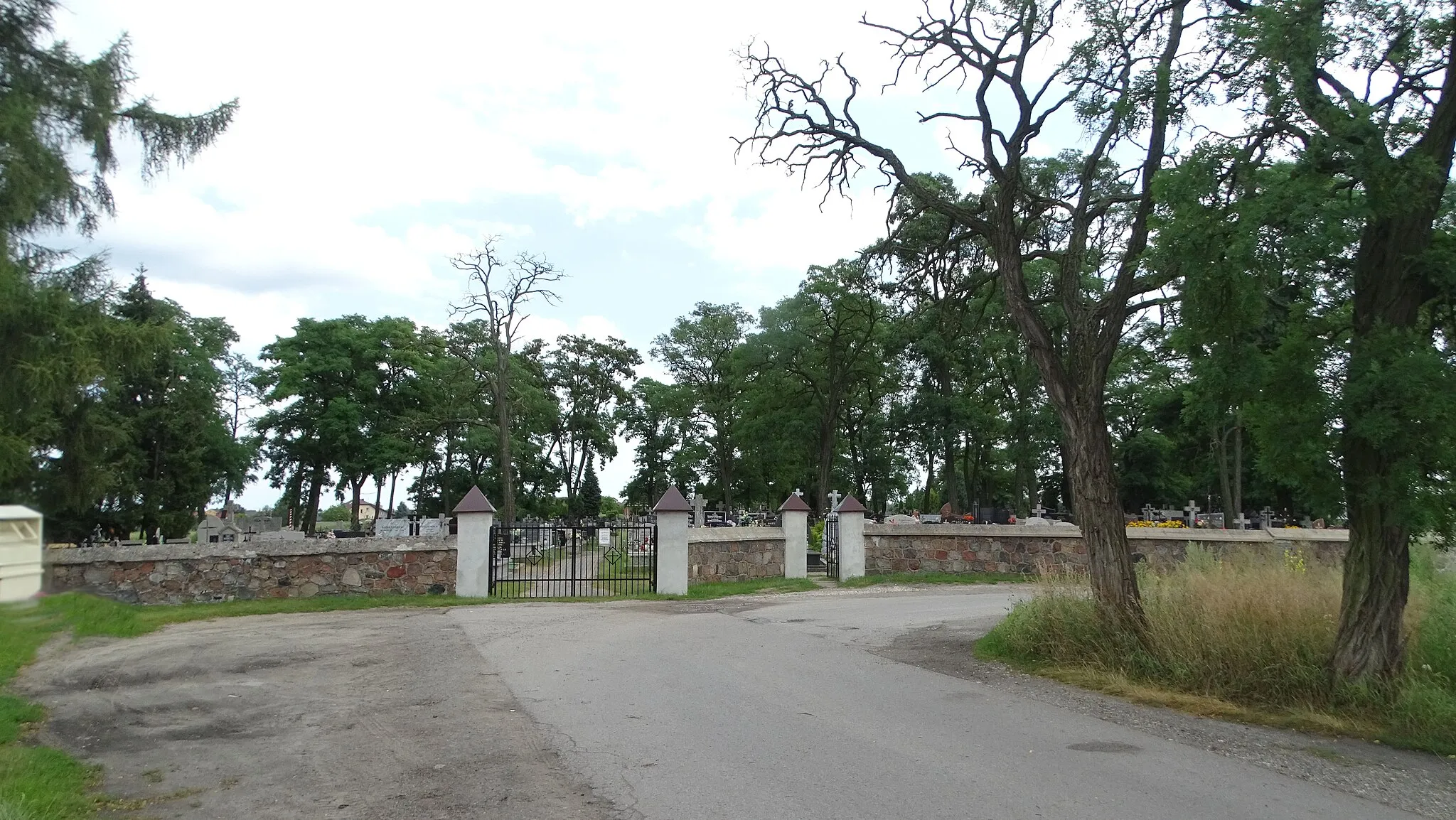 Photo showing: Cmentarz parafialny w Kozłowie Biskupim, 1. poł. XIX w.
