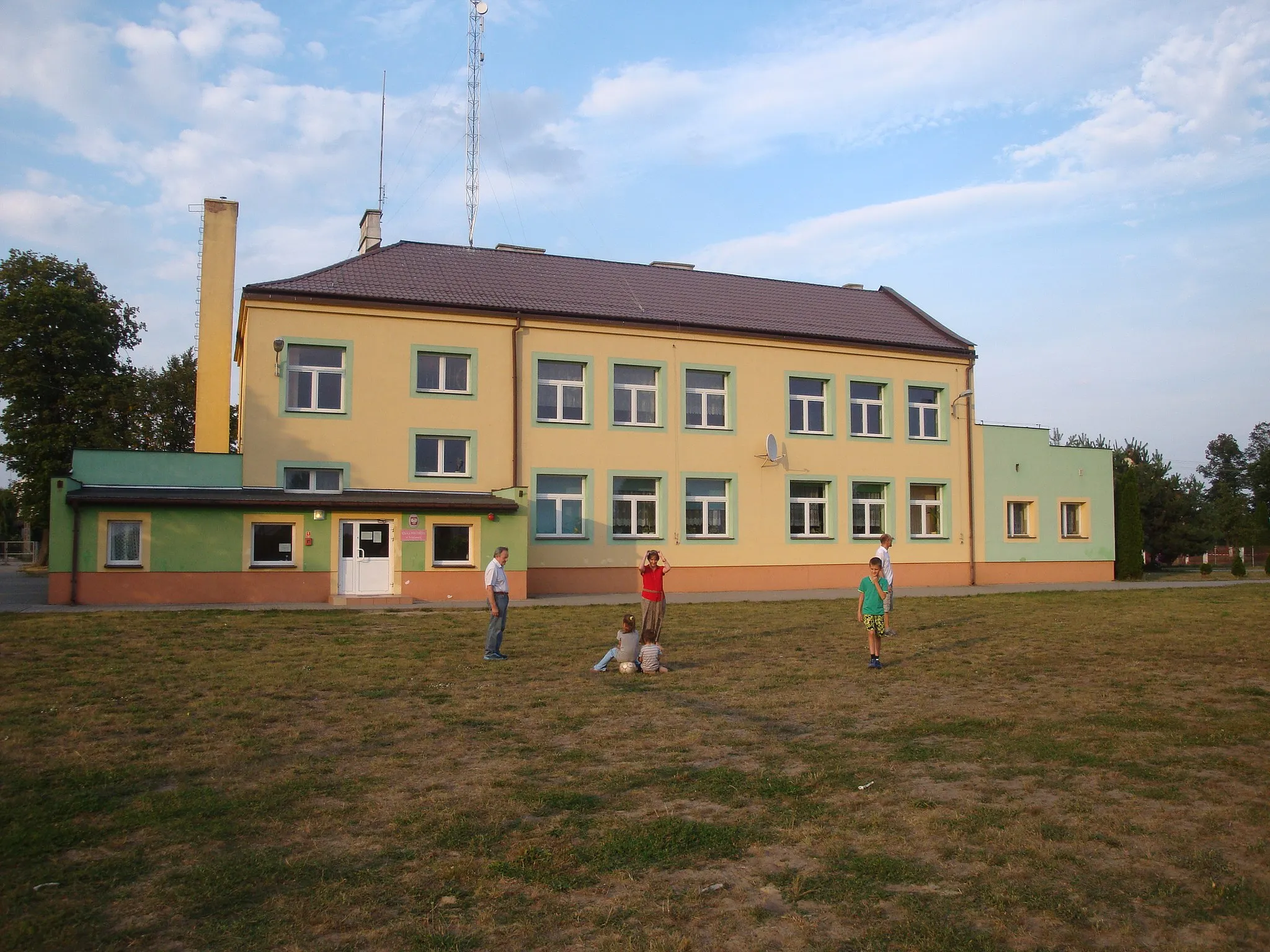 Photo showing: Świniary - village in Masovian Voivodeship, Płock County, Poland. Building of Primary School.