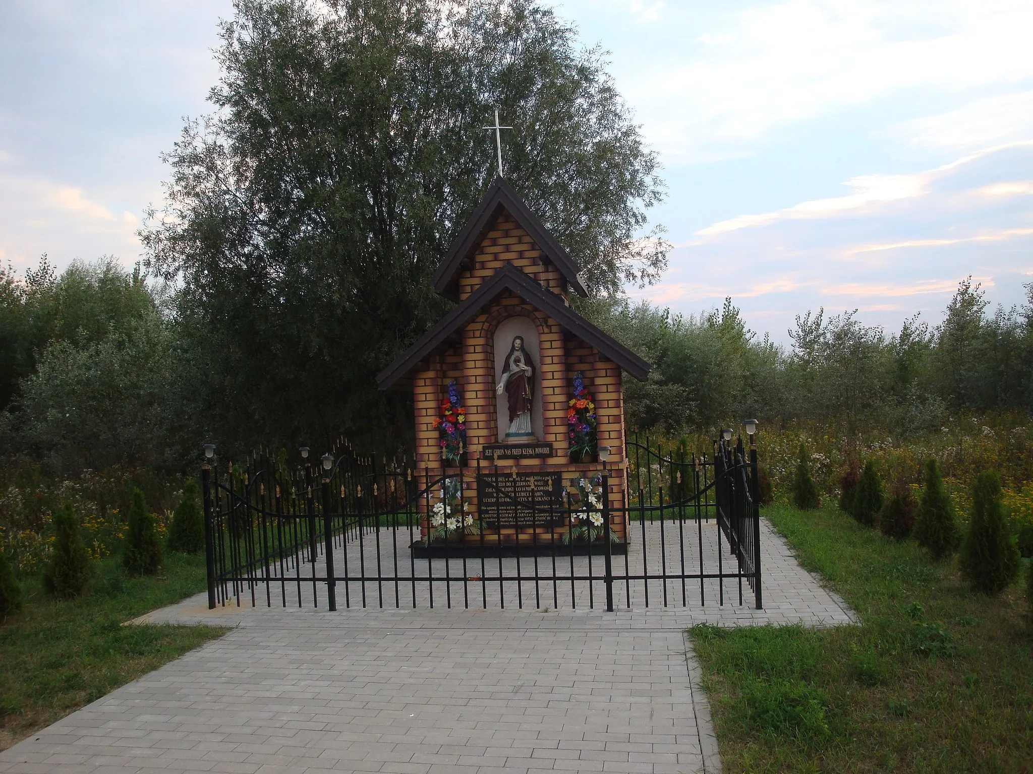 Photo showing: Świniary in Płock Count, Poland. Place where Vistula broke levee in 2010. Smal shrine commemorising disaster and people, who fighted flood.