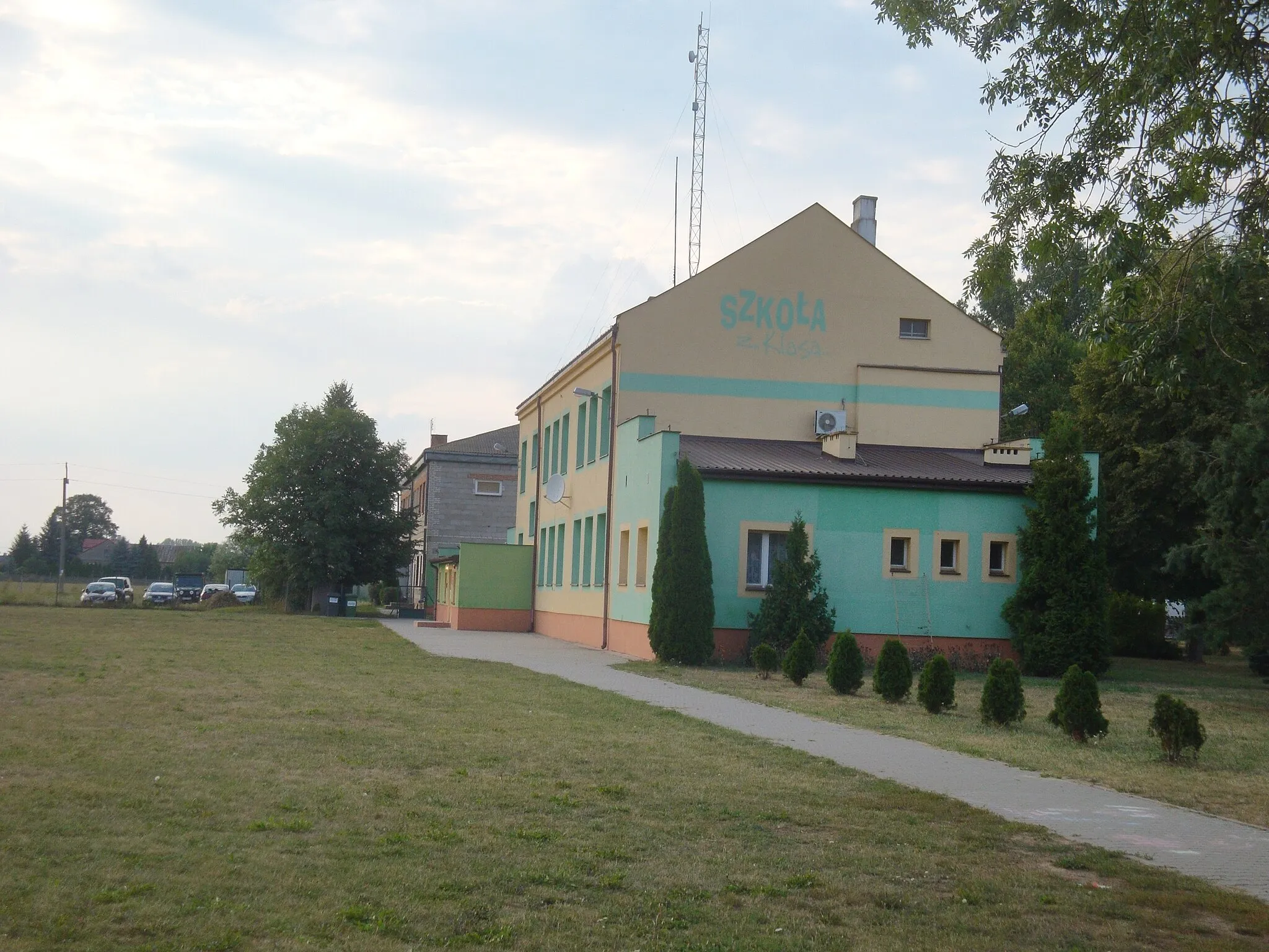 Photo showing: Świniary - village in Masovian Voivodeship, Płock County, Poland. Building of promary school.