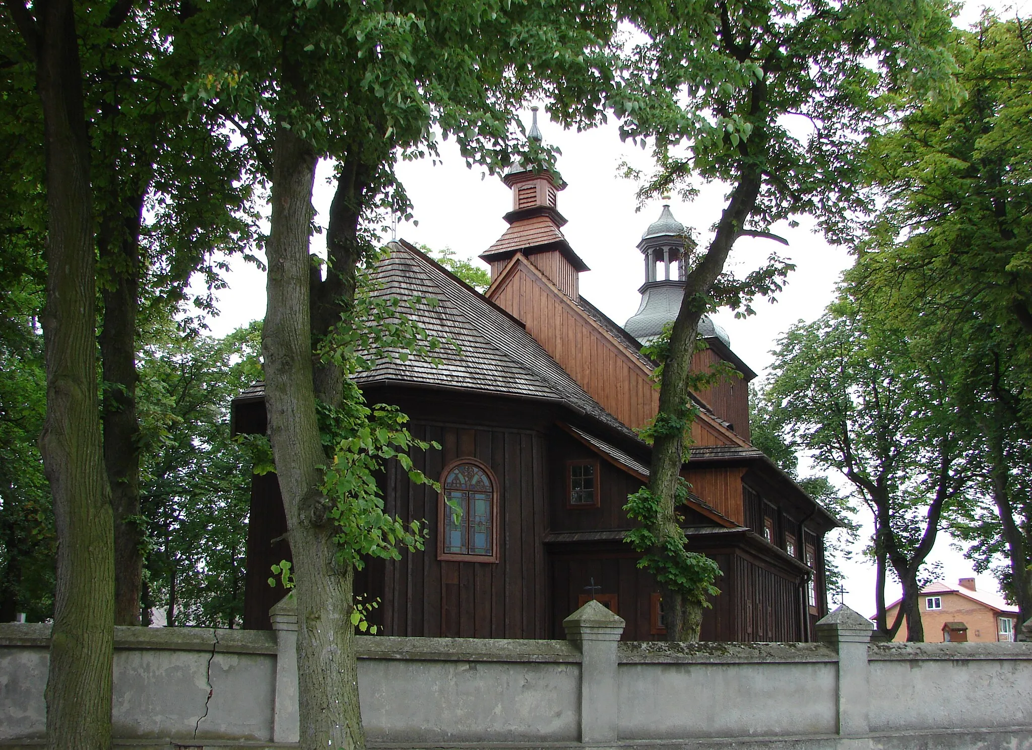 Photo showing: Łęki Kościelne, Gmina Krzyżanów. Parish wooden church, built 1775.