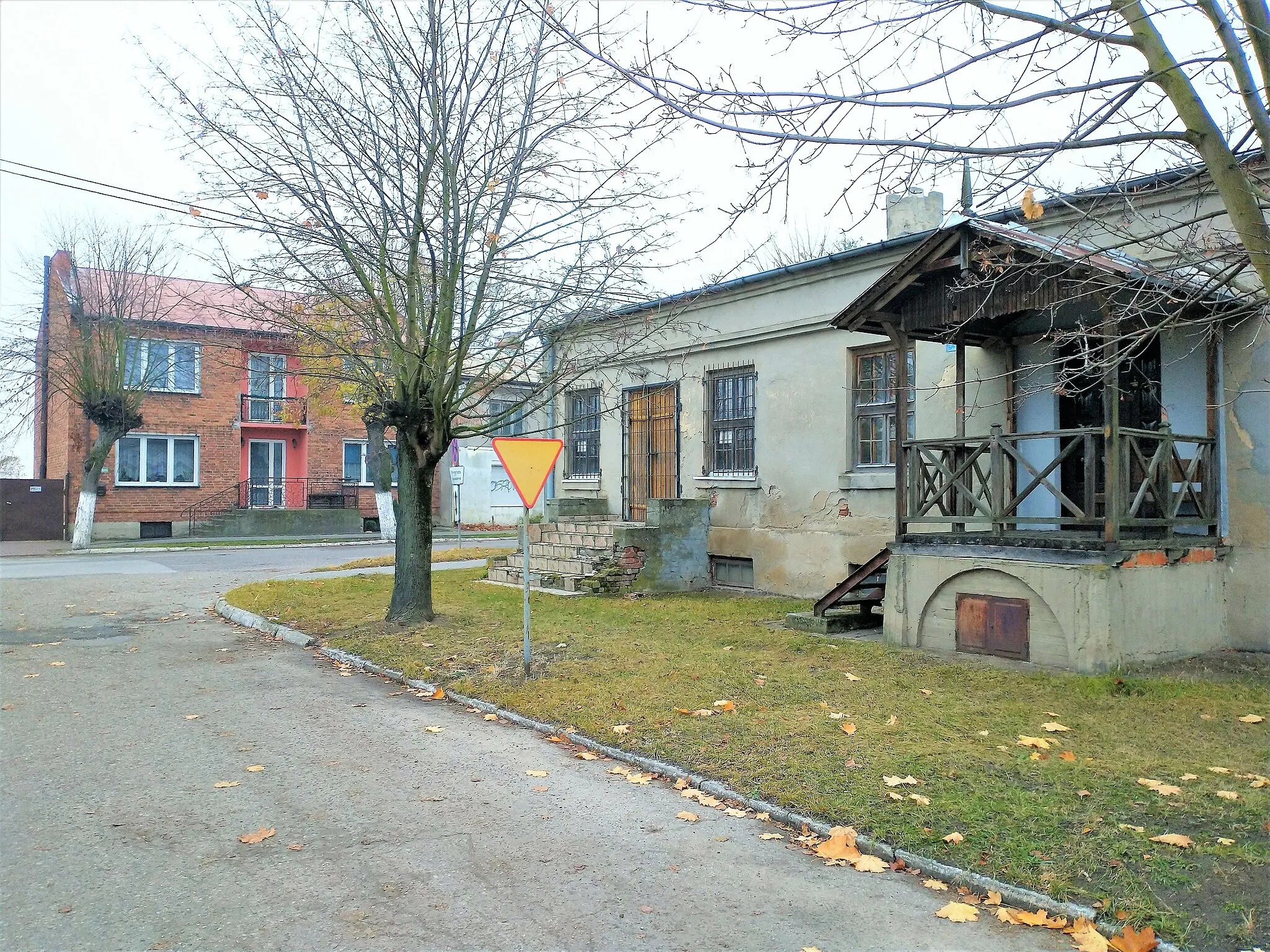 Photo showing: Rynek w Dąbrowicach w powiecie kutnowskim.