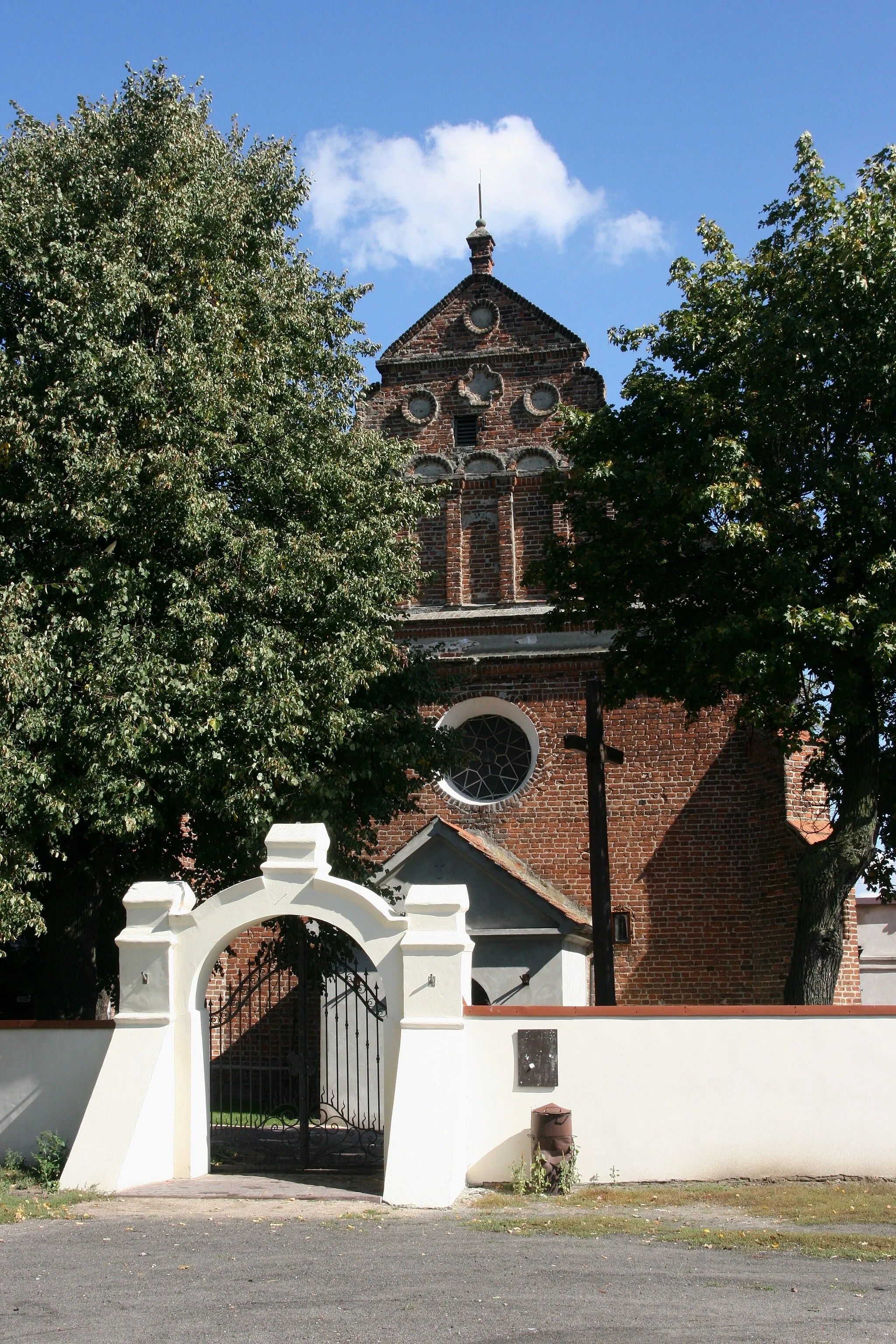 Photo showing: Chruślin 20 - kościół parafialny pw. św. Michała Archanioła, 1 poł. XVI, XIX, widok od prezbiterium (zabytek nr rejestr. 111)