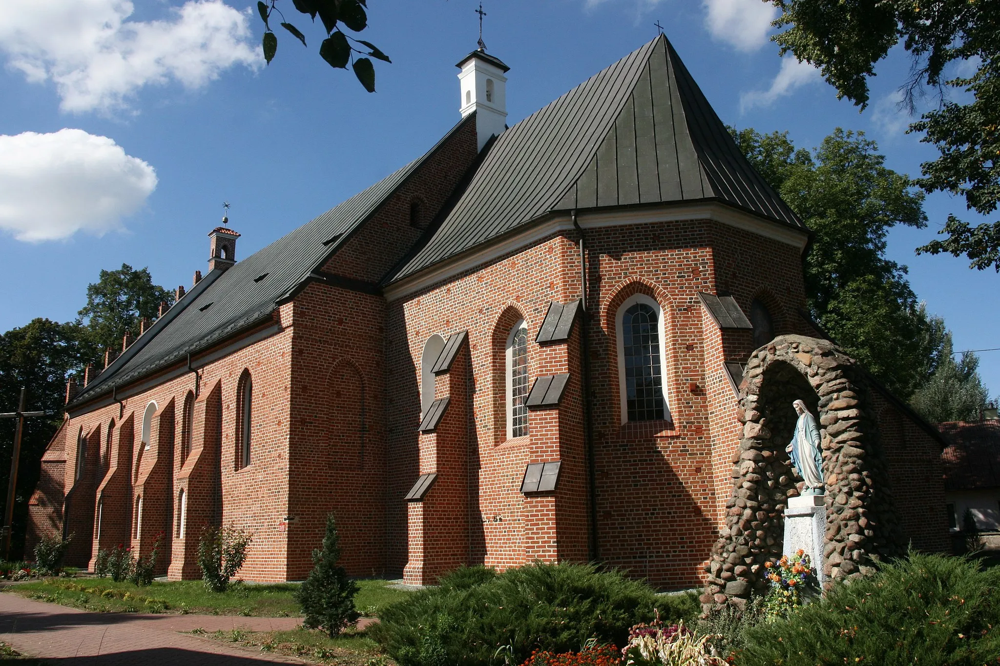 Photo showing: Bielawy, ul. Kościelna 8 - kościół parafialny pw. Nawiedzenia N.M.P. i św. Józefa, XV-XIX, XX (zabytek nr rejestr. 105)