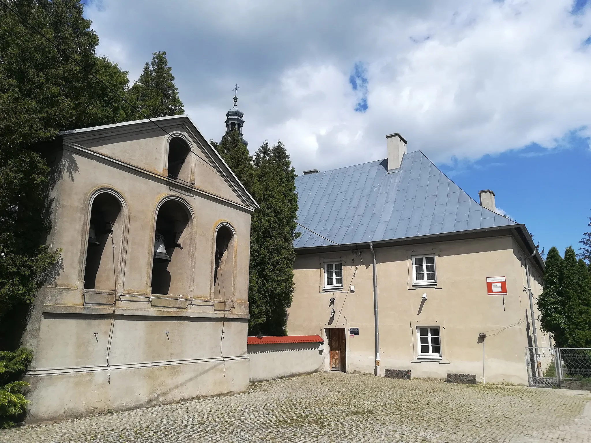 Photo showing: Kościół Podwyższenia Krzyża Świętego – rzymskokatolicki kościół parafialny należący do dekanatu widawskiego archidiecezji łódzkiej.