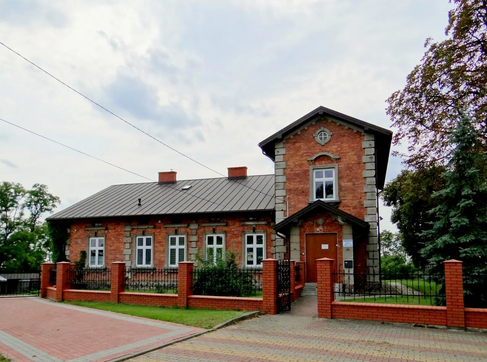 Photo showing: Strońsko. Kościół św. Urszuli. Plebania